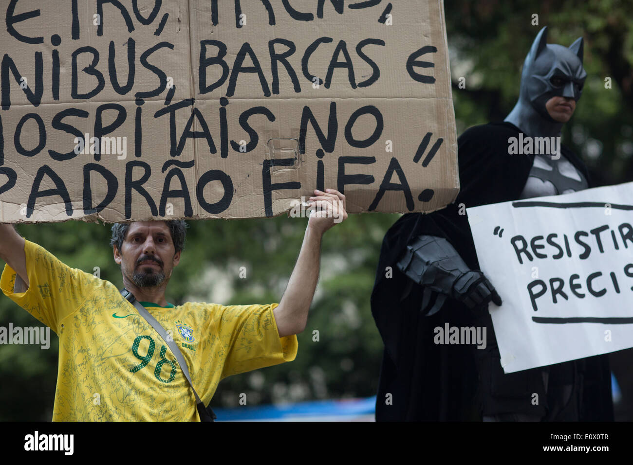 Des protestations et des manifestations contre la Coupe du Monde 2014 et les questions sociales à Rio de Janeiro, Brésil Banque D'Images