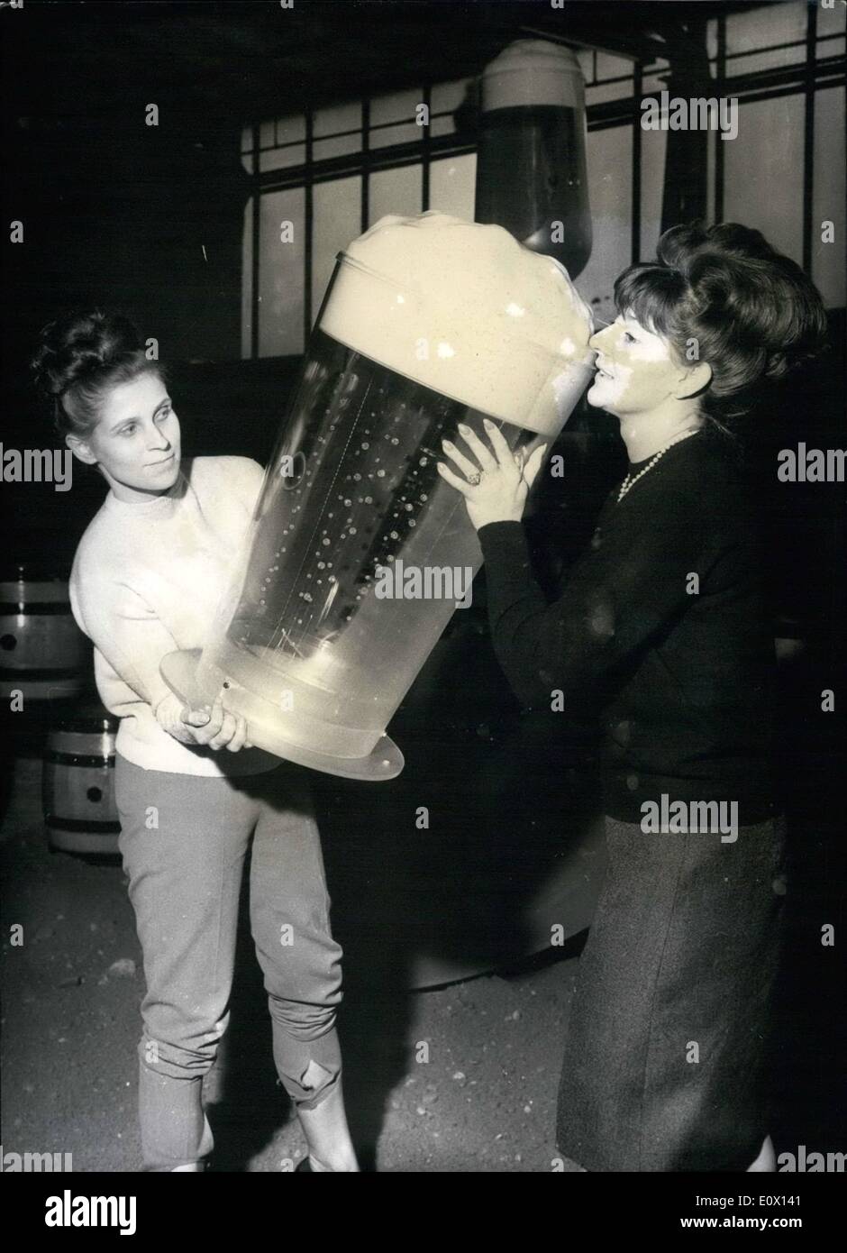 10 octobre 1964 - Le petit soif a trouvé son symbole. L'original ''parade  des verres à bière géant'' au cours de la 15. Exposition allemande pour les  experts de l'hôtellerie et de