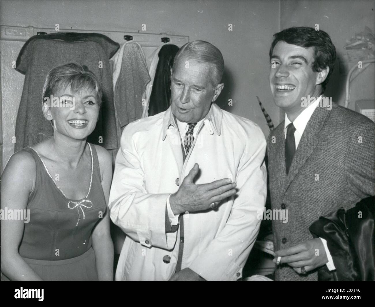 10 octobre 1964 - Maurice Chevalier au théâtre Bobino. Photo montre Maurice Chevalier avec Annie Cordy, le célèbre chanteur de variétés et de Franck Fernandel, fils du célèbre comédien. Annie Cordy et Franck sont à la tête de la loi à l'théâtre Bobino. Banque D'Images