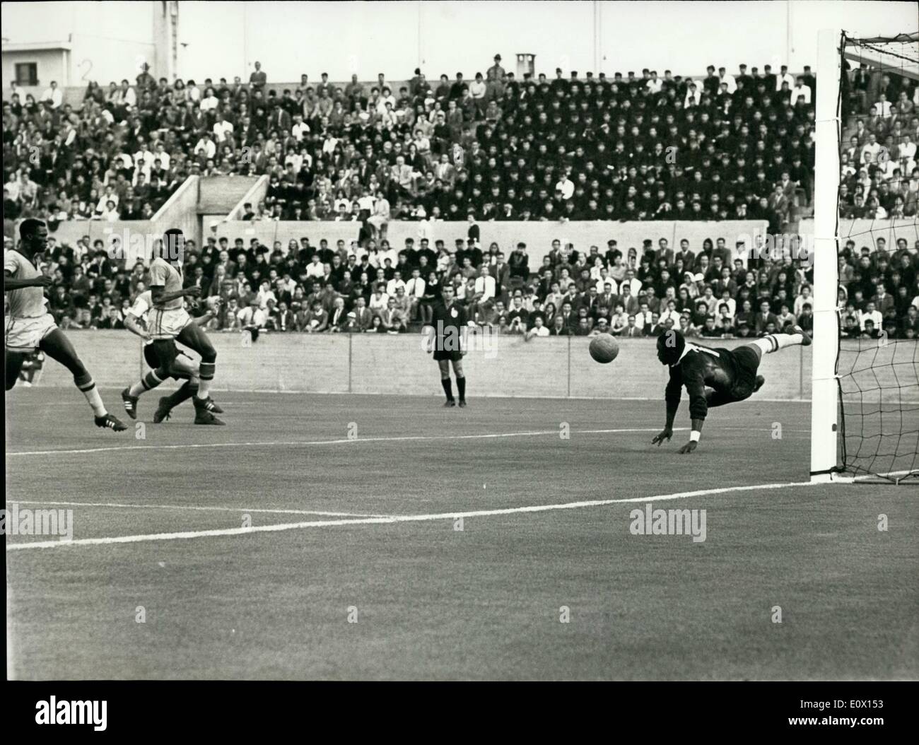 10 octobre 1964 - Football Jeux Olympiques Tie : gardien du Ghana Dodoo Ankrah se prépare à bloquer un tir de l'Argentine durant le groupe D Match de football des Jeux Olympiques dans le stade Mitsuzawa ici le 12 octobre. Le jeu s'est terminé avec un score de 1 -1 Banque D'Images