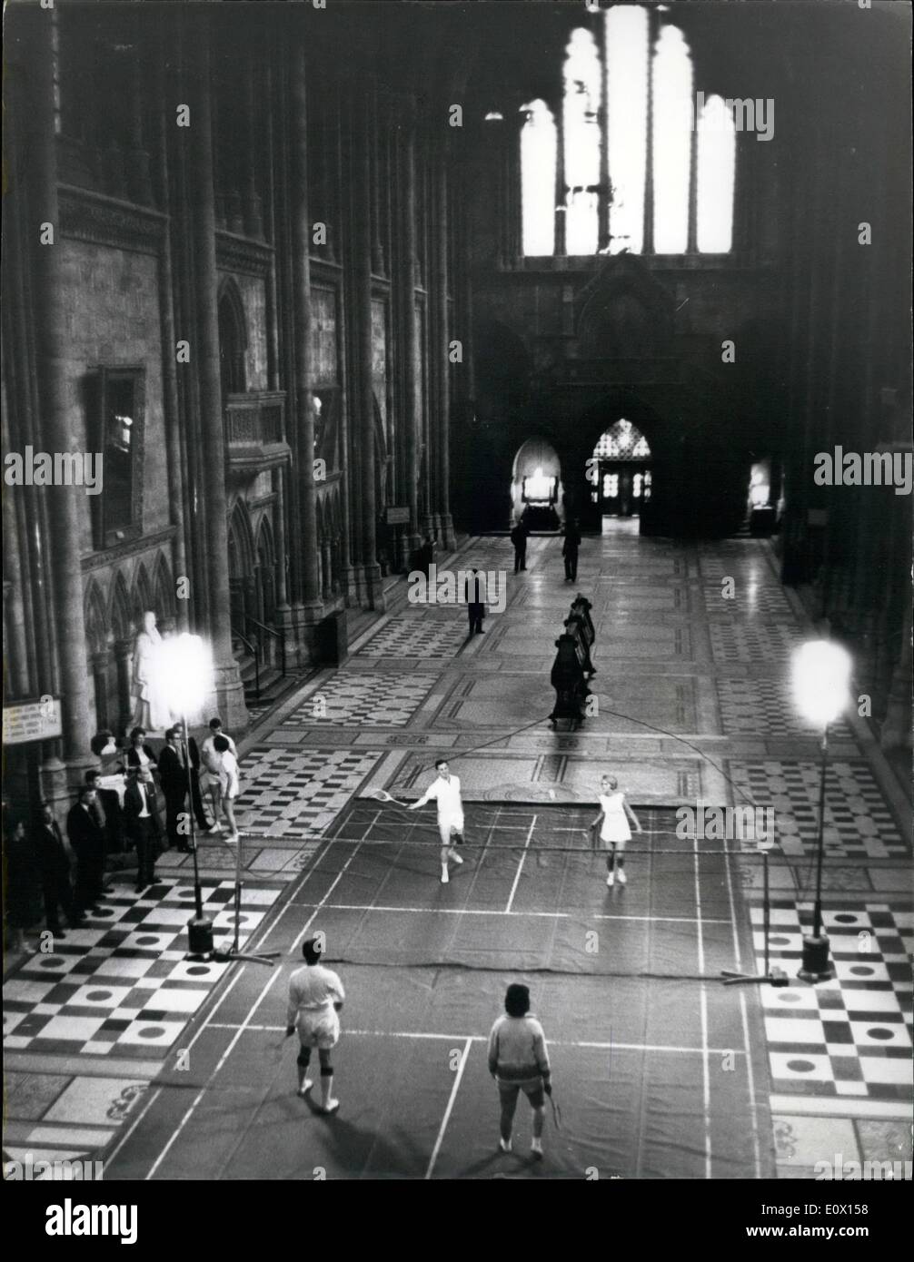 10 octobre 1964 - un ajournement - au Royal Courts of Justice dans le  Londres. : La Royal Courts of Justice dans le Strand prendre la vie comme  elle vient. Que ce