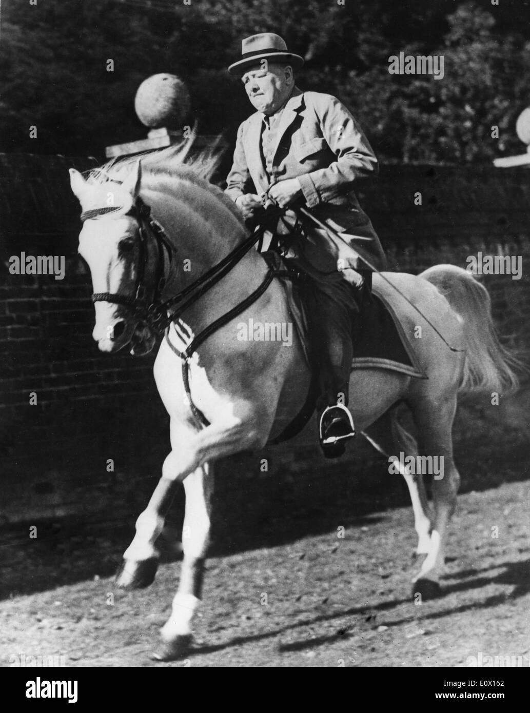 Sir Winston Churchill monte un cheval à l'occasion du 90e anniversaire Banque D'Images