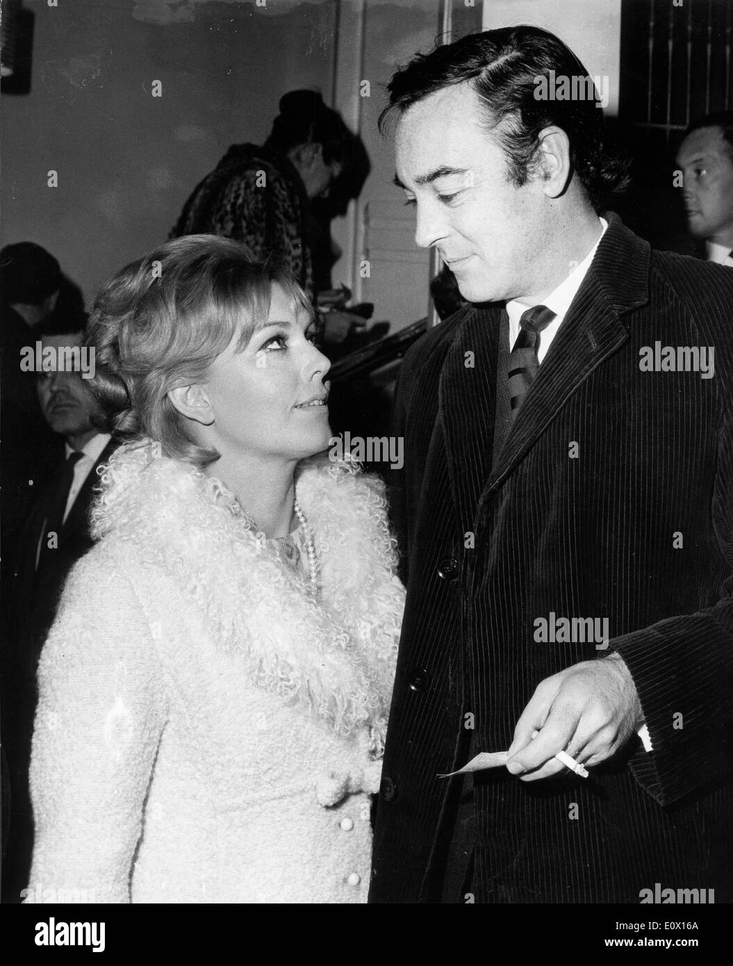 L'actrice Kim Novak avec son mari Richard Johnson, à l'exercice de 'Othello' Banque D'Images