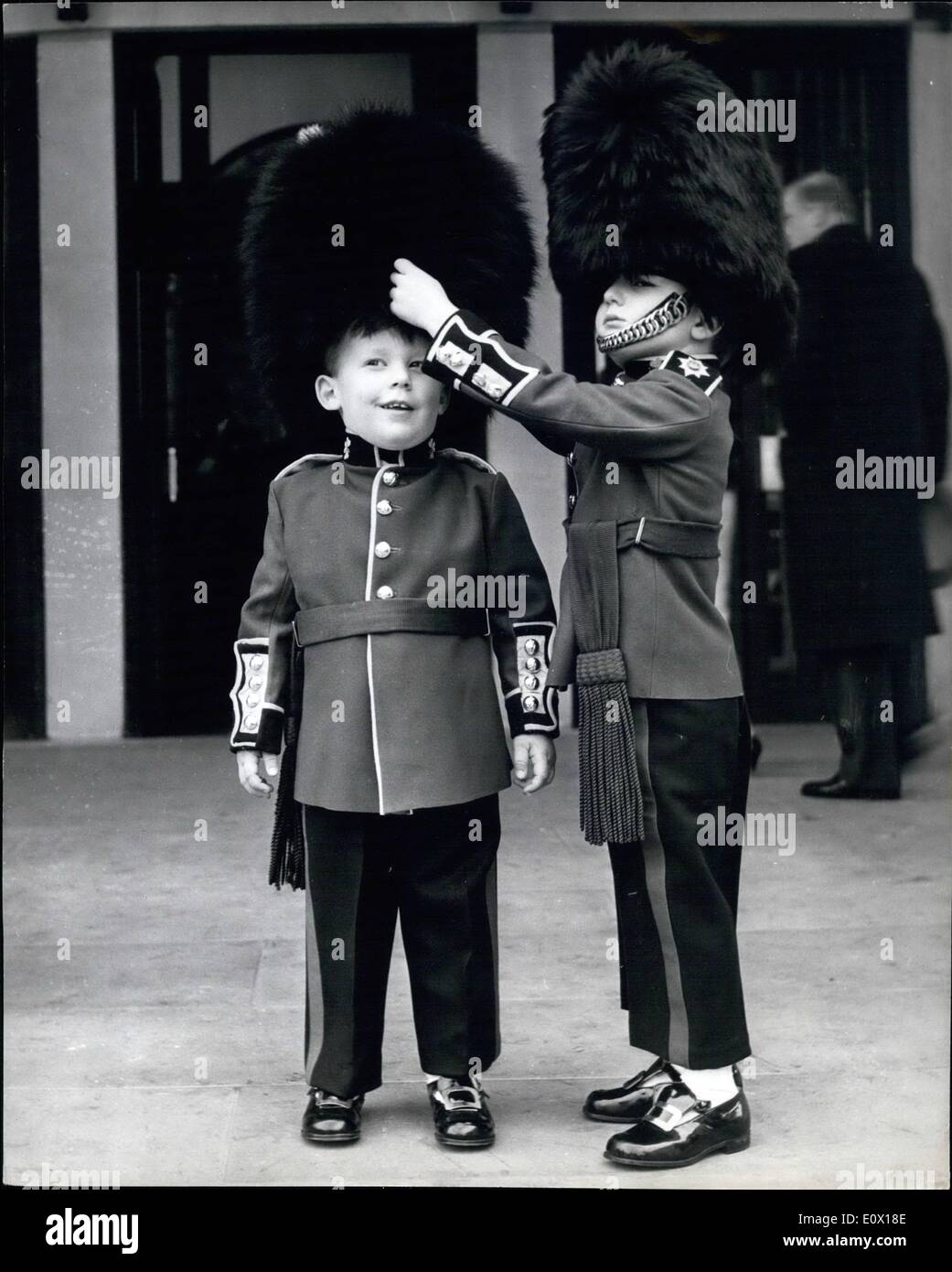 Le 12 décembre 1964 - Fille de commandant de brigade à la personne jeudi 28 novembre 2013.. ''Un boursier doit être correctement habillés'' ! Le mariage a lieu cet après-midi à la chapelle de la Garde côtière canadienne de 25 ans, Mlle Jennifer Nelson fille du général E.J.B. Nelson qui a commandé la Brigade des ménages depuis 1962 - à M. R.S.D. Forwood - Irish Guards - fils de Dame Forwood et beau-fils de Sir Dudley Forwood. Photo montre :-Richard Willis ( 2 1/2), il est aidé par ses collègues Bearskin avec sa page - 4 ans John Ferguson - au mariage cet après-midi. Banque D'Images
