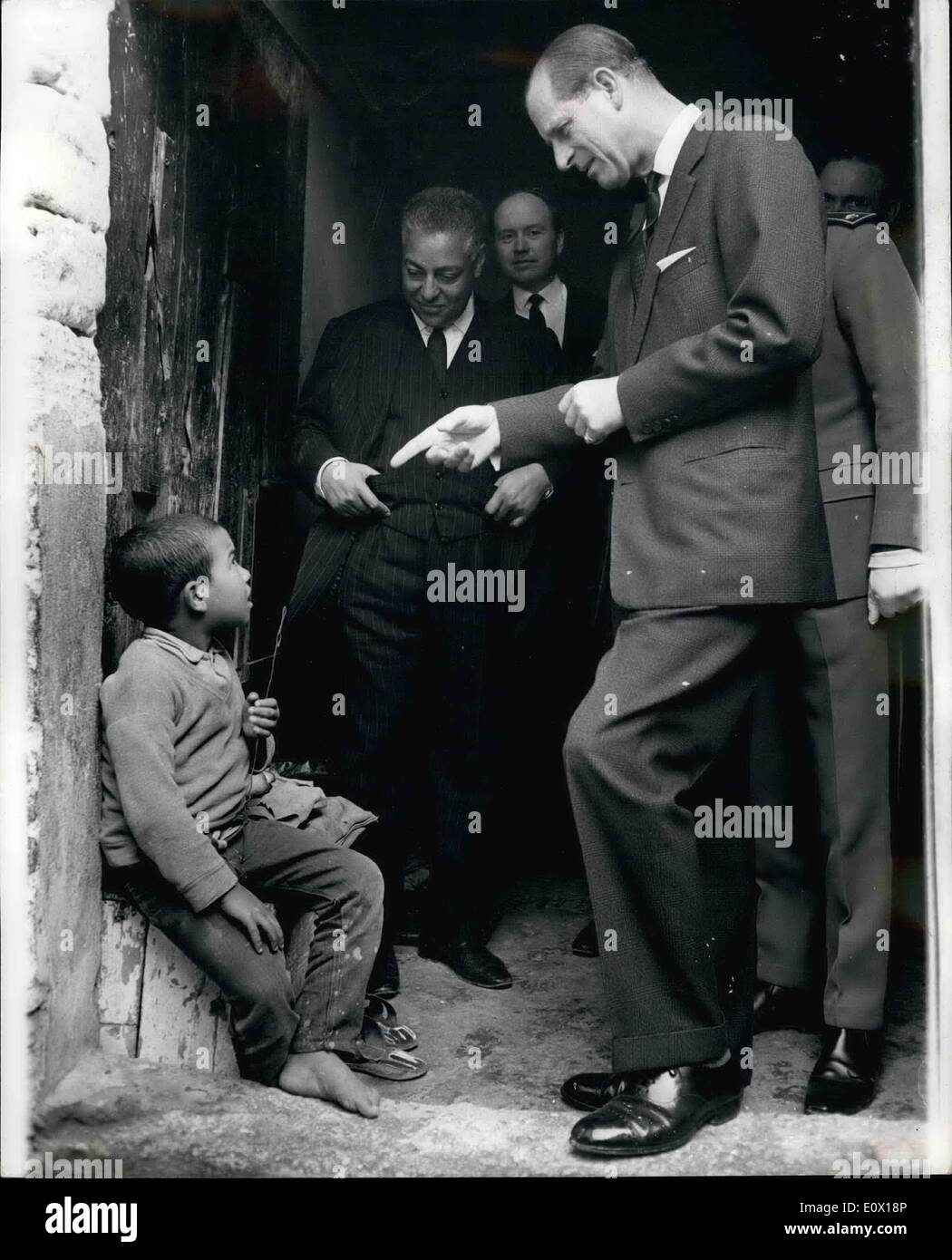 12 déc., 1964 - le prince Philip sur deux au Maroc. La photo montre le prince Philip s'arrête pour discuter avec un peu garçon marocain lorsqu'il a été présenté dans le revenu médian du marché à Rabat, au cours de sa visite officielle de quatre jours à Moracco. Banque D'Images