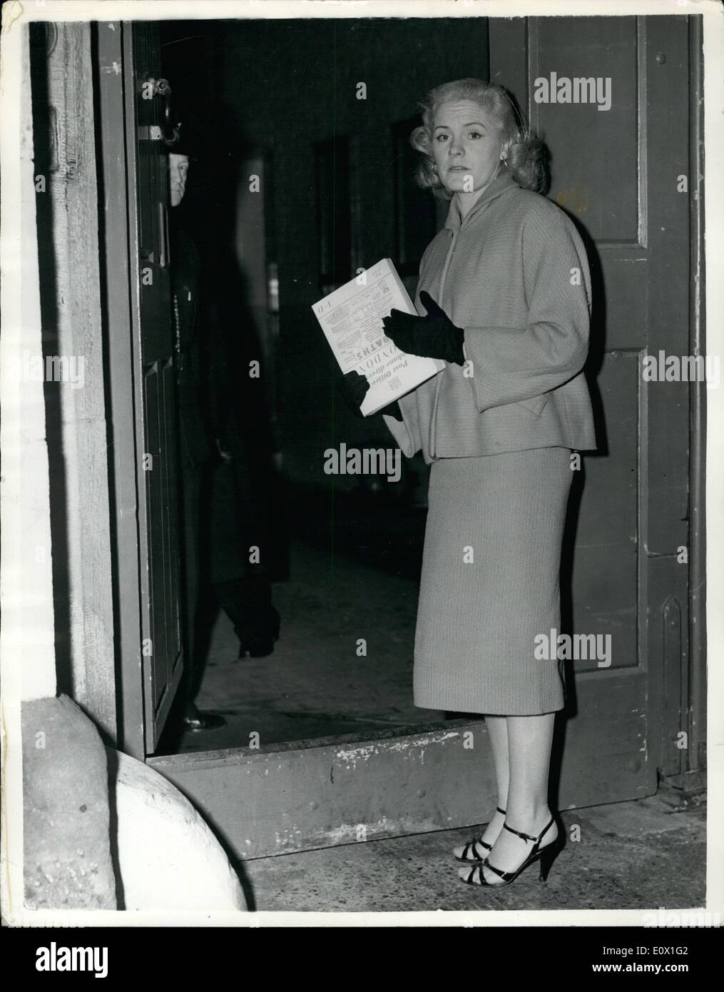 Le 12 décembre 1964 - Joan Rhodes la T.V. Fille forte Enteatains Prisonerss'' à la prison de Maidstone. Glamourons Joan Rhodes- La populaire Strong Girl divertir 400 prisonniers à la prison de Maidstone hier soir - avec un affichage de sa force..Elle se pencha de barres de fer les répertoires etc..talphown avec le plus grand de cas.. Photo Keystone- Rhodes-Arrives Shpws-Joan à l'Jail-Complete avec un annuaire téléphonique-pour l'affichage d'hier. Banque D'Images