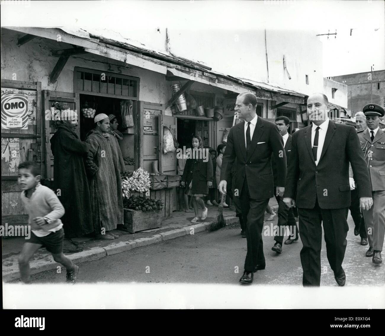 12 déc., 1964 - Le Prince Philippe en visite officielle à l'Morcco. Sur la photo, accompagné de fonctionnaires du Prince Philip de promenades à travers le marché de la Médina de Rabat au cours de sa visite officielle de quatre jours au Maroc. Banque D'Images
