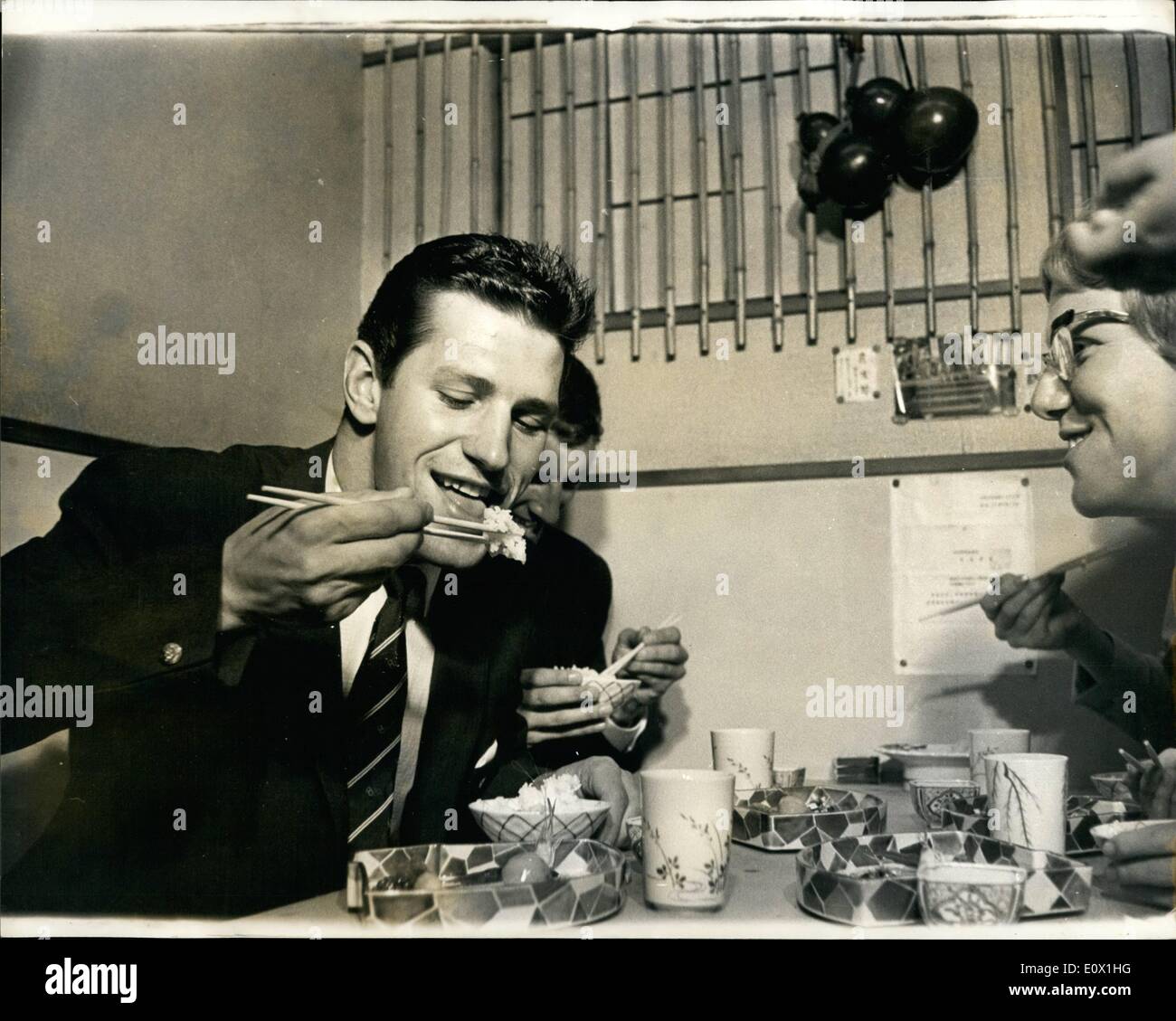 10 octobre 1964 - Les nageurs britanniques essayez de manger de style japonais. : photo montre le nageur Brian Jenkins (200 mètres papillon) Banque D'Images