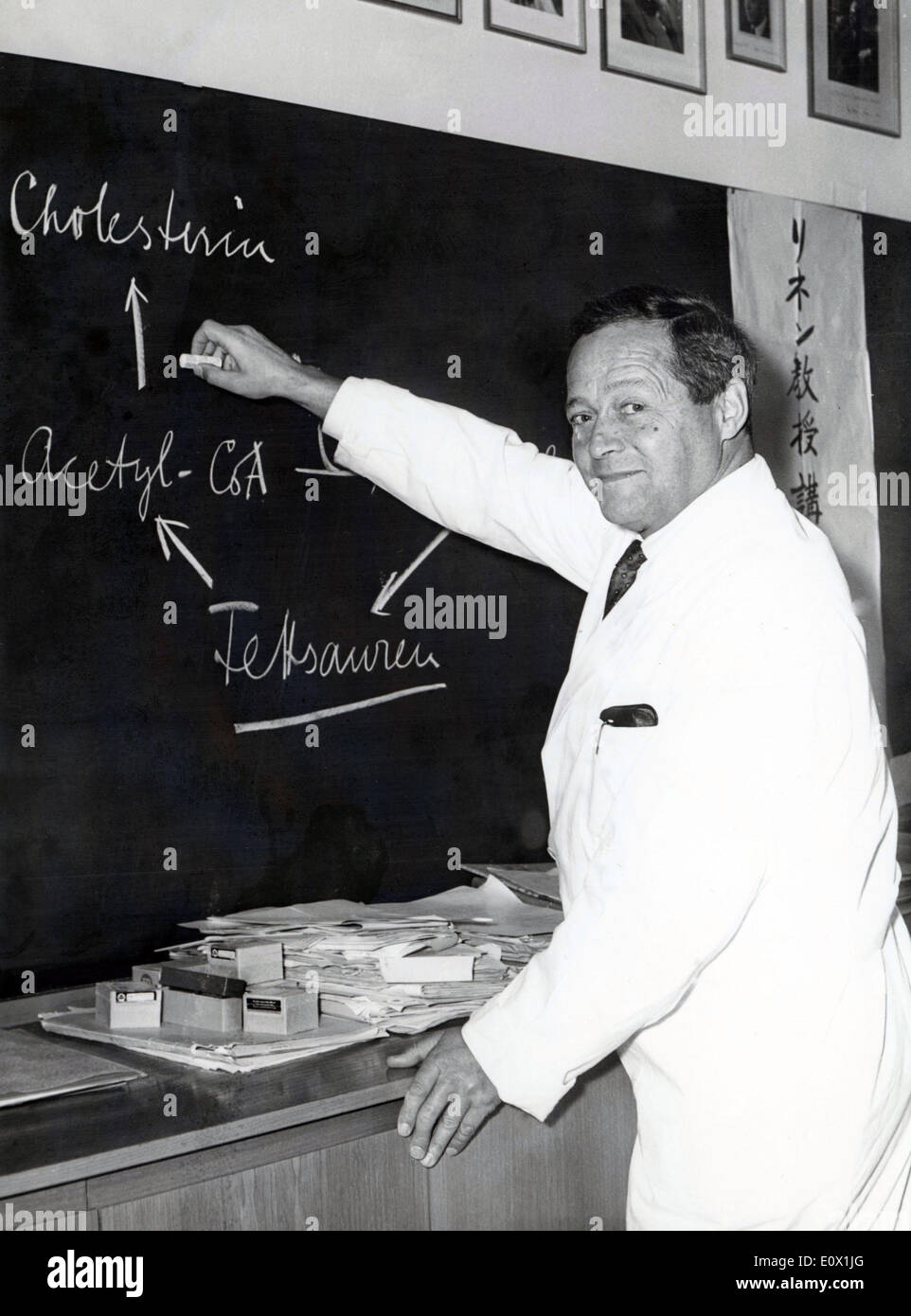 17 octobre, 1964 - Munich, Allemagne - Professeur FEODOR LYNEN l'enseignement d'une classe à l'Institut Max-Planck. Banque D'Images