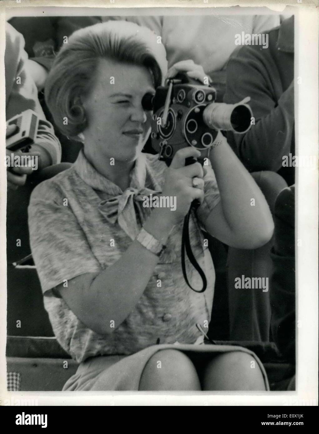 18 oct., 1964 - Jeux Olympiques de Tokyo. La princesse Beatrix de Hollande prend le vélo Photo montre :- la princesse Beatrix des Pays-Bas qui est à Tokyo pour les jeux est vu prendre certains film lors de la randonnée à vélo. Banque D'Images