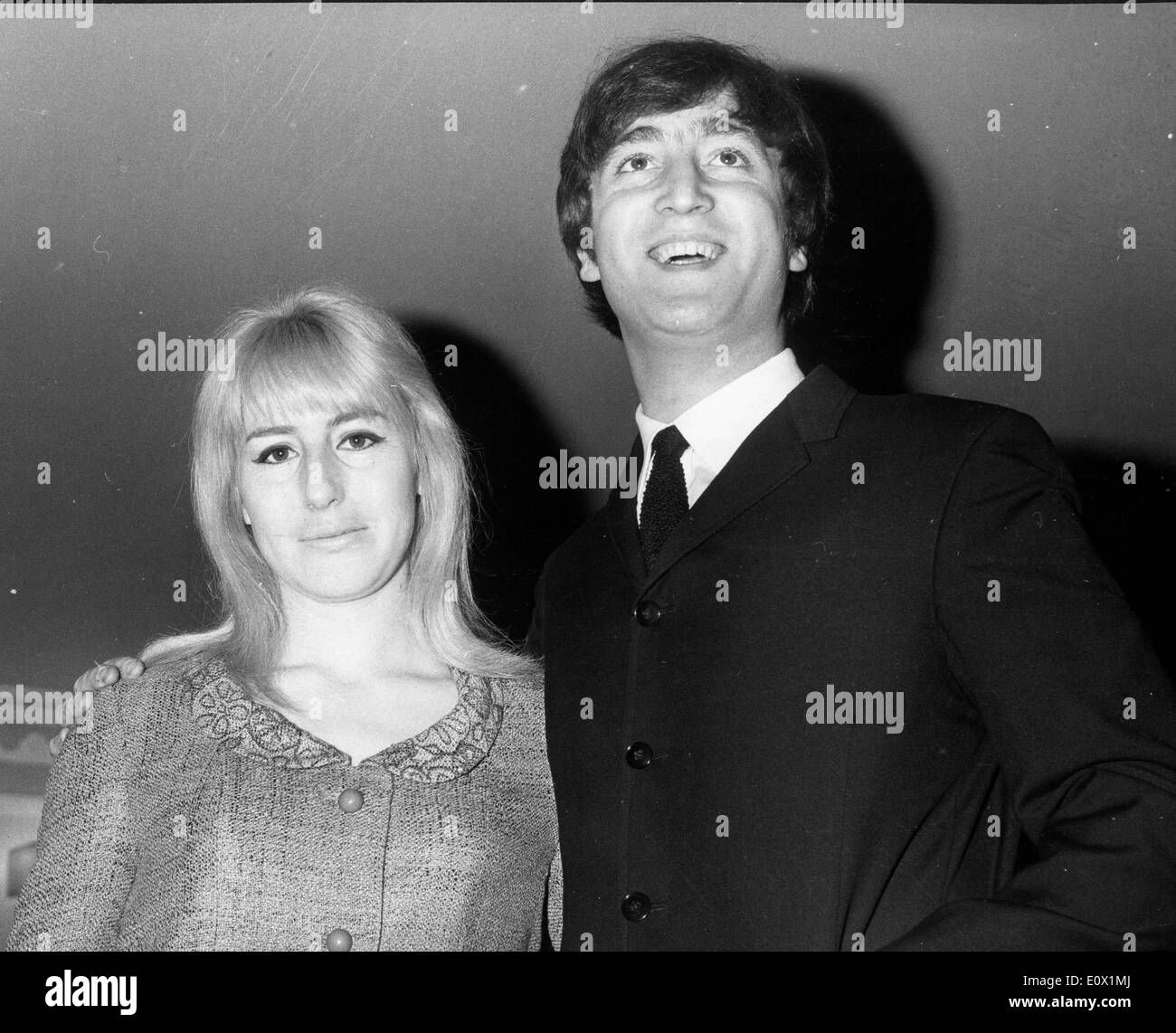 John Lennon avec épouse Cynthia lors d'un déjeuner pour son livre Banque D'Images
