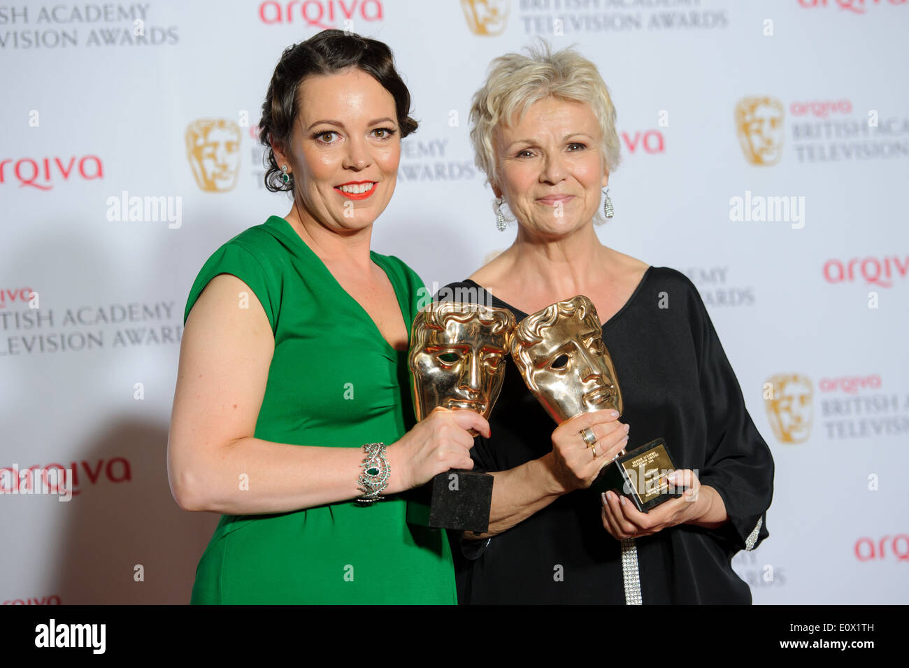 Olivia Colman et Julie Walters poser pour les photographes dans les gagnants prix de la British Academy Television Awards. Banque D'Images