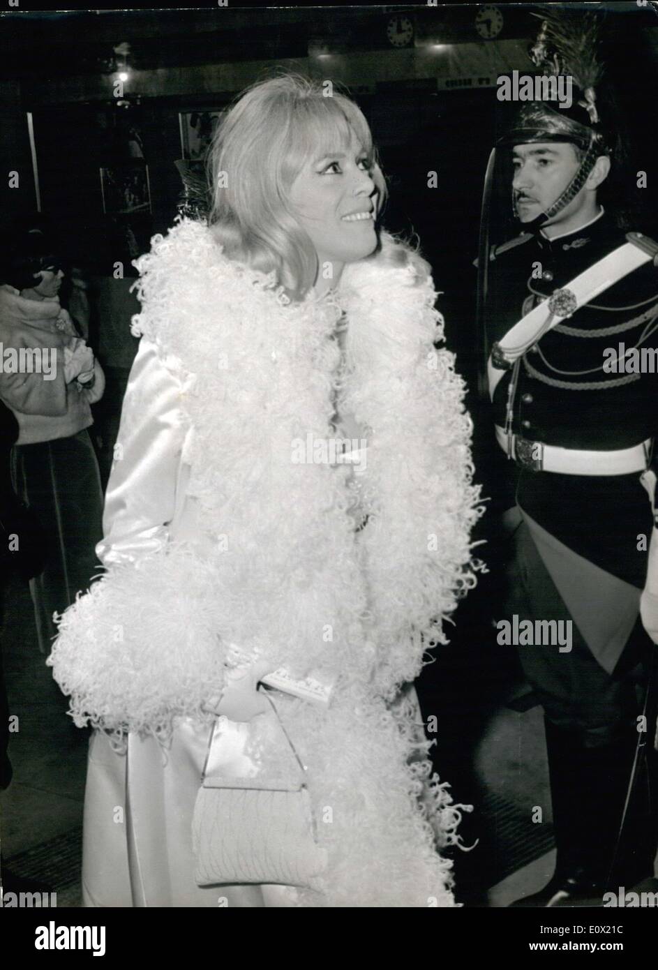 22 déc., 1964 - Dora Doll arrive à ''My Fair Lady'' Premiere Banque D'Images