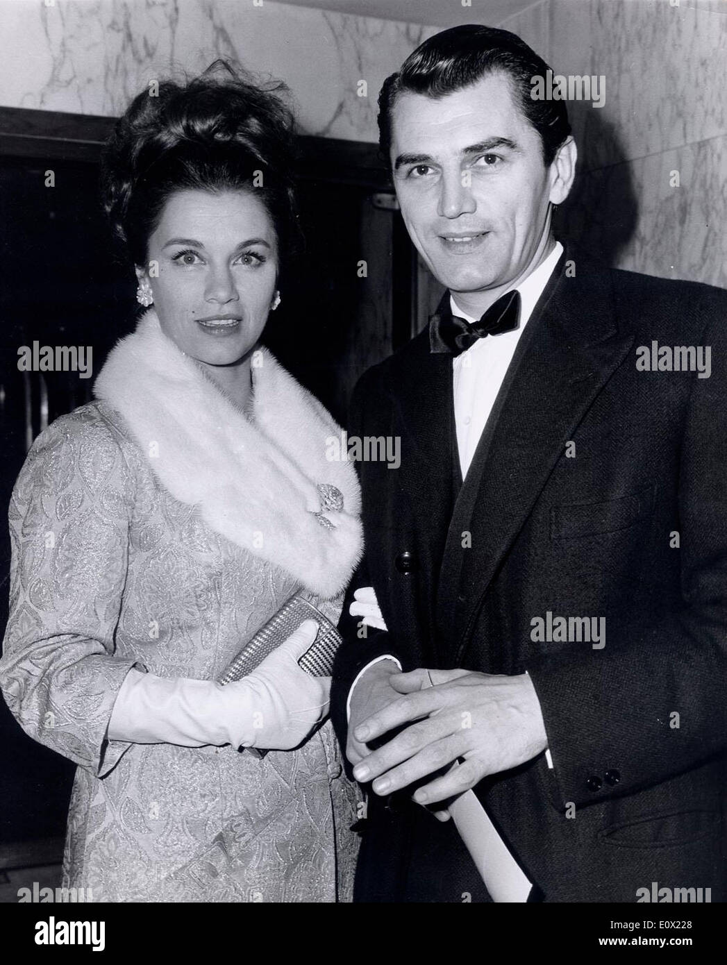 Dec 30, 1964 - Londres, Angleterre, Royaume-Uni - EDMUND PURDOM et sa femme Linda Christian arrivent pour la première du film Banque D'Images
