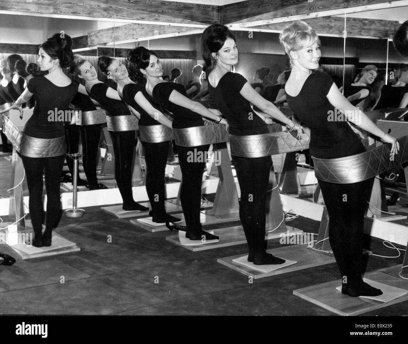 Blue Bell girls démontrer des exercices dans la salle de sport minceur Banque D'Images