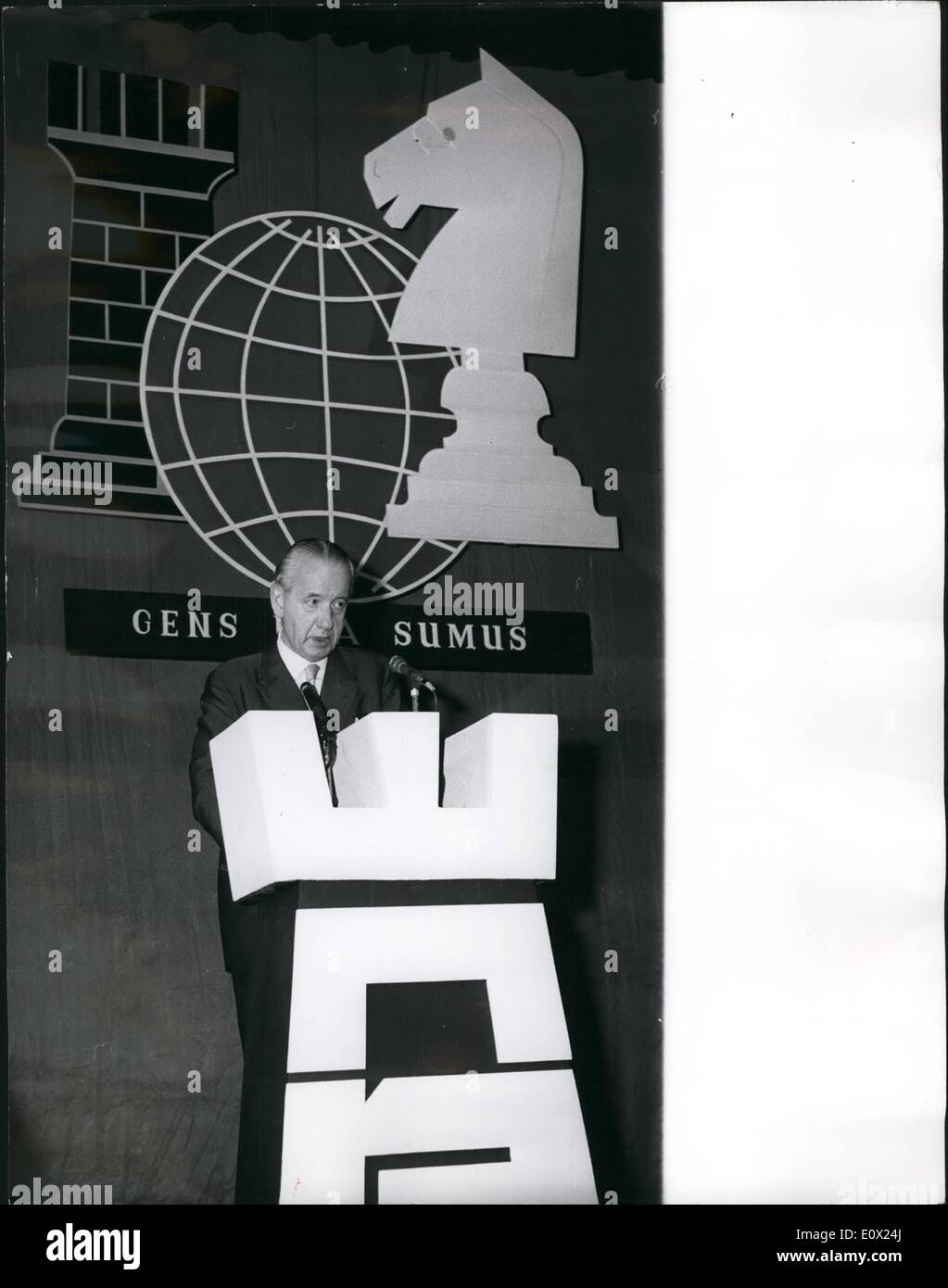 11 novembre 1964 - OUVERTURE DE LA 16e JEUX OLYMPIQUES D'ÉCHECS, - en Israël., CONCOURS INTERNATIONAL DE TEL AVIV.. MI. FOLKE ROGARD - Président de l'International d'Ewderation - vu comme il a fait sa speeoh pour inaugurer la 16e. Giles, OlYmplds à Tel Aviv.. De plus oountries oompeting tne world sont, Banque D'Images