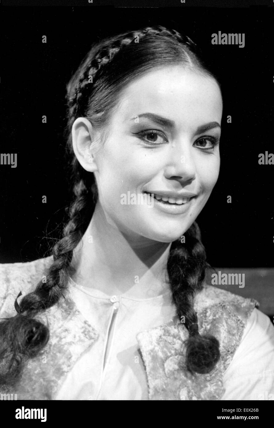 Portrait de l'actrice Claudine Auger avec tresses Banque D'Images