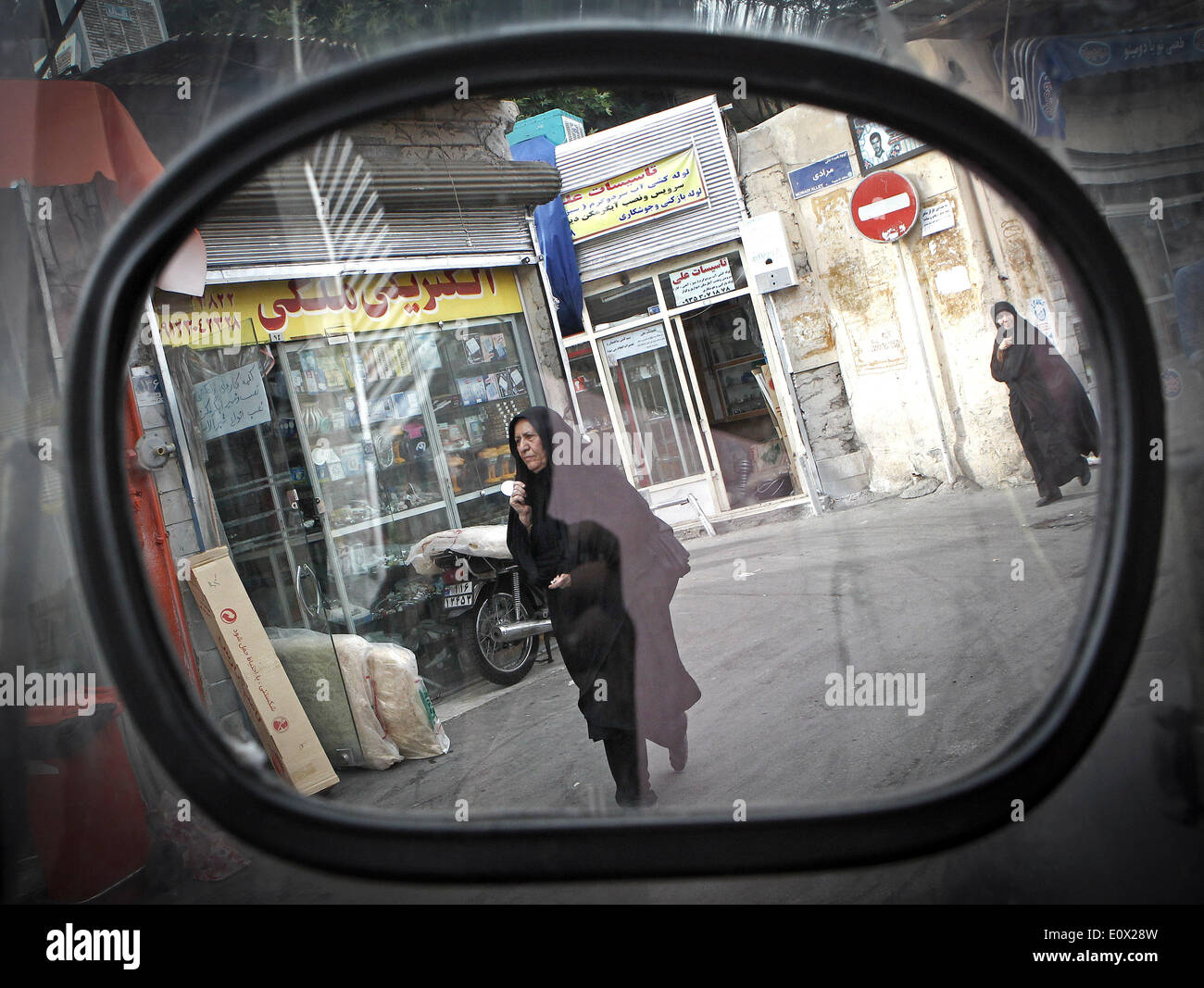 Téhéran, Iran. 19 mai, 2014. Les femmes portant le tchador à pied sur une ruelle à Téhéran, capitale de l'Iran, le 19 mai 2014. Tchador est un genre de Hijab officiel pour de nombreuses femmes en Iran dans les lieux publics. Le Hijab, une couverture des cheveux et le corps pour les femmes, a été tenu en public après la révolution islamique en Iran en 1979. © Ahmad Halabisaz/Xinhua/Alamy Live News Banque D'Images