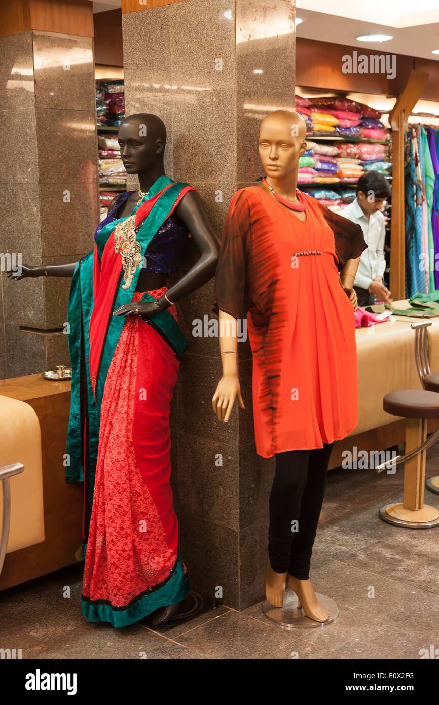 Affichage des mannequins des vêtements de femmes dans un magasin, à Mumbai en Inde. Banque D'Images