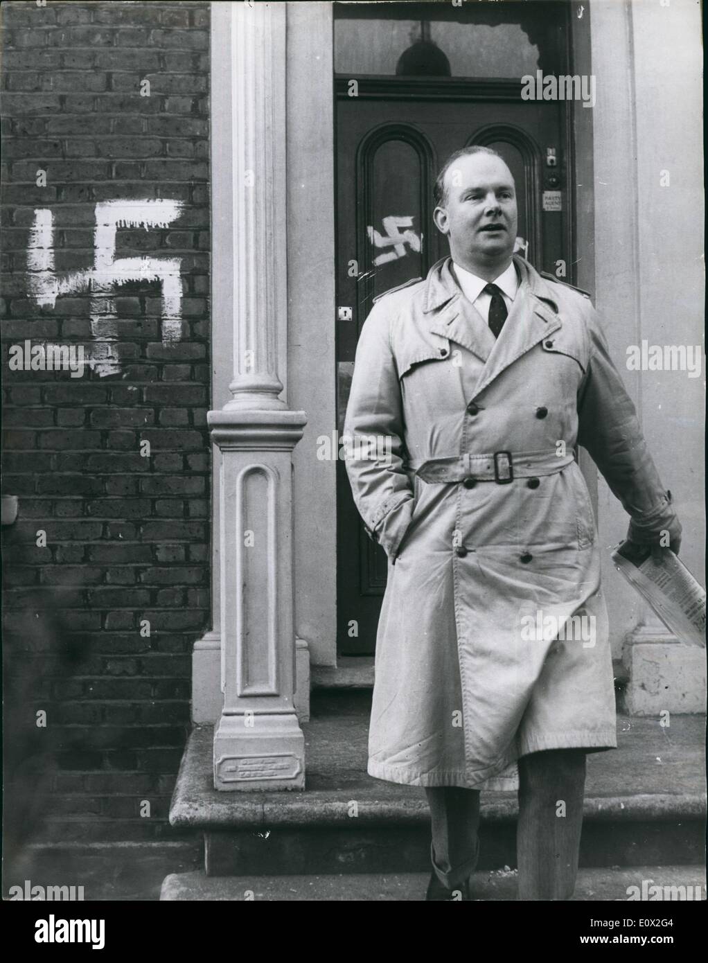 01 janv., 1965 - Colin Jordan crée des perturbations à Gordon Walker's Leyton par élection conférence de presse : le soi-disant - Nazi Colin Jordan mis en place ce matin à la conférence de presse tenue par le secrétaire des Affaires étrangères M. Patrick Gordon Walker pour lancer sa campagne électorale par Leyton. On s'attend à ce que la barre de couleur question sera le chef de point en litige à l'élection par car c'était le problème de l'immigration qui a aidé M. Walker à la défaite à l'élection générale. Colin Jordan crié des slogans de barre de couleur avant d'être bousculés hors de la salle Banque D'Images
