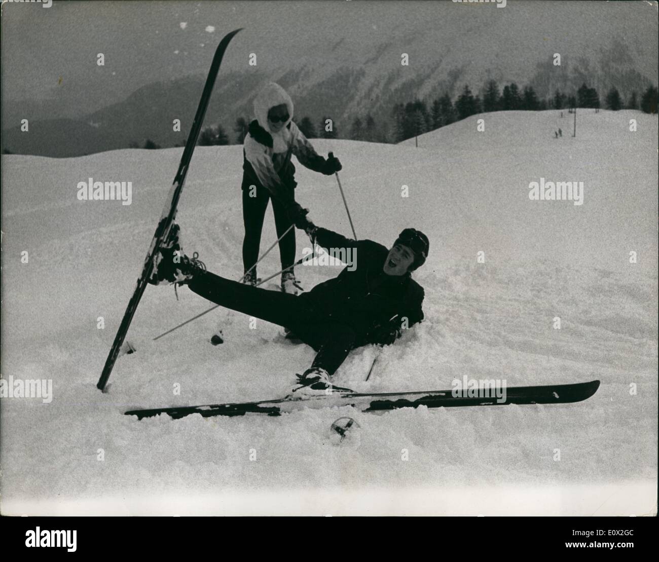 01 janv., 1965 - John Lennon prend des cours de ski à Saint-moritz : John Lennon et sa femme Cynthia sont actuellement en Suisse où John prend des leçons de ski sur les pistes de St Stéphane Thémèze. Photo montre John est aidé par son épouse Cynthia comme il ratisse un sèche mais seulement pour les bénéficier des photographes. Banque D'Images