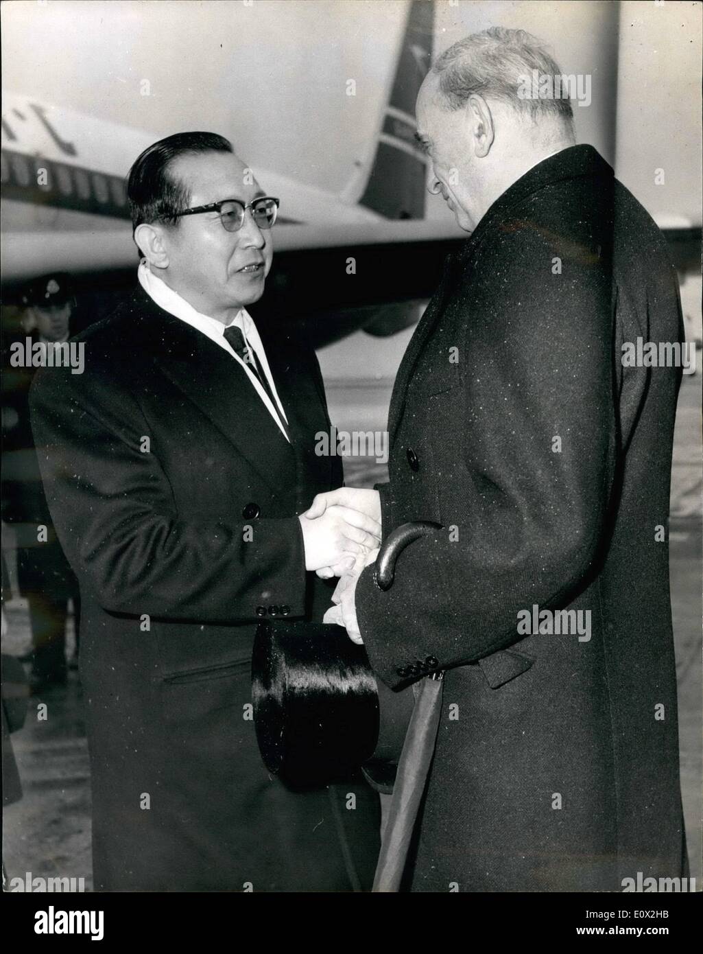 01 janv., 1965 - Arrivées pour Funérailles de Sir Winston Churchill. Représentant de la Corée du Sud. Photo montre M. Chung Kwan - Le Premier Ministre de la Corée du Sud accueillis par M. Hubert Evans le représentant du gouvernement à son arrivée à l'aéroport de Londres ce matin pour les funérailles demain de Sir Winston Churchill. Banque D'Images