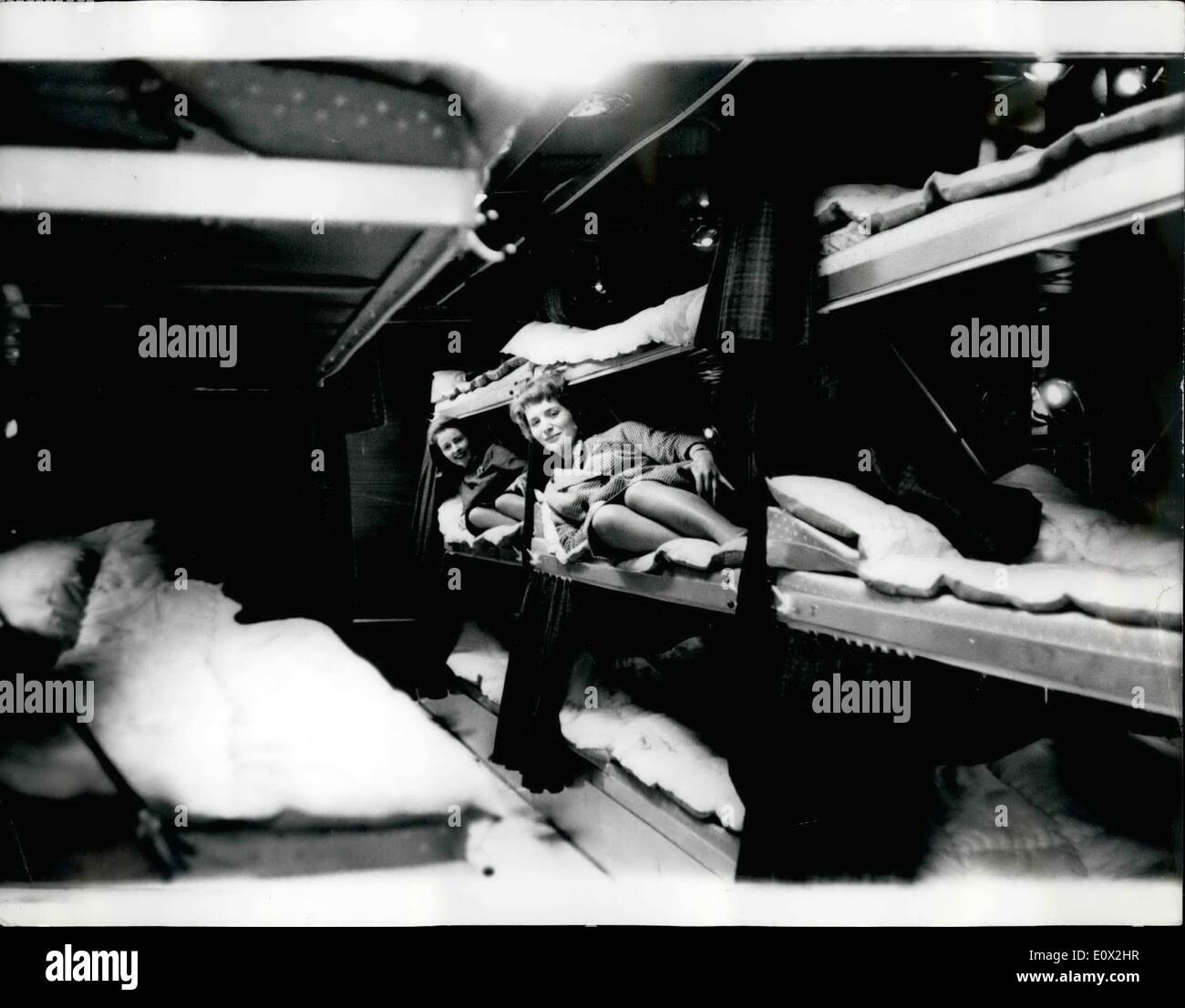 01 janvier 1965 - Présentation de l'hôtel ''sur roues'' - Nouveau Style Touring Vacances. : Les dernières choses dans le luxe Caravanes - était d'être vu à Londres hier. Connue comme la ''obilhotel'' - il est capable de dormir 36 personnes. Quand sur la route c'est à peu près de la taille d'un coach ordinaire - mais lorsqu'il est parqué - élargie par l'énergie électrique - fournir des lits simples et doubles. Il est climatisé, et les couchettes sont ingénieusement disposés de manière que les maris obtenir dans et hors du lit sur le ''Min'' du côté de sorte qu'ils n'ont pas bunp en quelqu'un d'épouse - et vice versa Banque D'Images