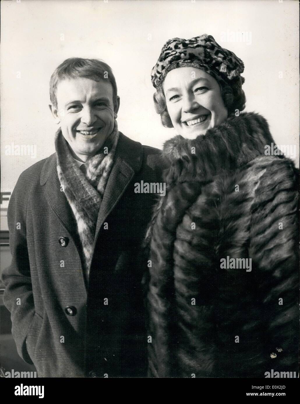 01 janv., 1965 - Russian Film Stars arrivent à Londres : deux stars de cinéma de Russie est arrivé à l'aéroport de Londres ce matin. Ils sont ici pour la première du nouveau film russe de ''Hamlet'' - fabriqué à un coût de 9 millions d'Rougles pour marquer le quart-centenaire de William Shakespeare. Innokenty Smoktunovsky le chantier sont qui joue ''Hamlet'' - et d'Eliza Radzin qui joue ''Queen''. La photo montre deux étoiles à leur arrivée à l'aéroport de Londres ce matin. Banque D'Images