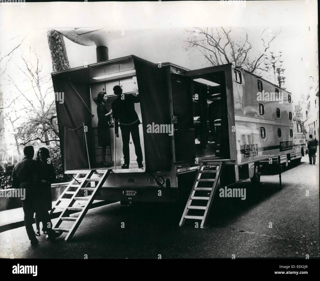 01 janvier 1965 - Présentation de l'hôtel ''sur roues'' - nouveau style maison de tourisme. La toute dernière chose que dans des roulottes de luxe - était d'être vu à Londres hier. Connu comme le Mobilhotel - il est capable de prendre 36 personnes. Quand sur la route c'est à peu près de la taille d'un coach ordinaire - mais quand elle s'agrandit en stationnement - par electric power c'est air conditionné - est équipé de lits simples et doubles de luxe qui sont ingénieusement disposés de manière à obtenir dans nos maris et de lit sur le 'men's côté seulement pour qu'ils ne le font pas mais dans certains d'autre femme et Visa verda Banque D'Images