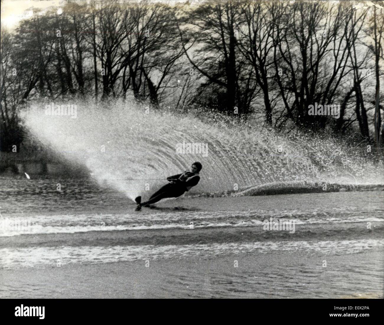 27 février 1965 - Hardy skieuse nautique Jeannette pratiques à Rickmansworth Aquadrome ? Rien n'arrête les 18 ans, un Européen de slalom, Jeannette Stewart-Wood d'exercer pas même le très vague de froid, qui a causé la glace pour former à Rickmansworth aujourd'hui. Demain, elle fera une démonstration au championnat d'hiver qui s'y déroule demain. Photo montre : avec un grand splash, Jeannette montre ses compétences tout en pratiquant à Rickmansworth Aquadrome aujourd'hui. Banque D'Images