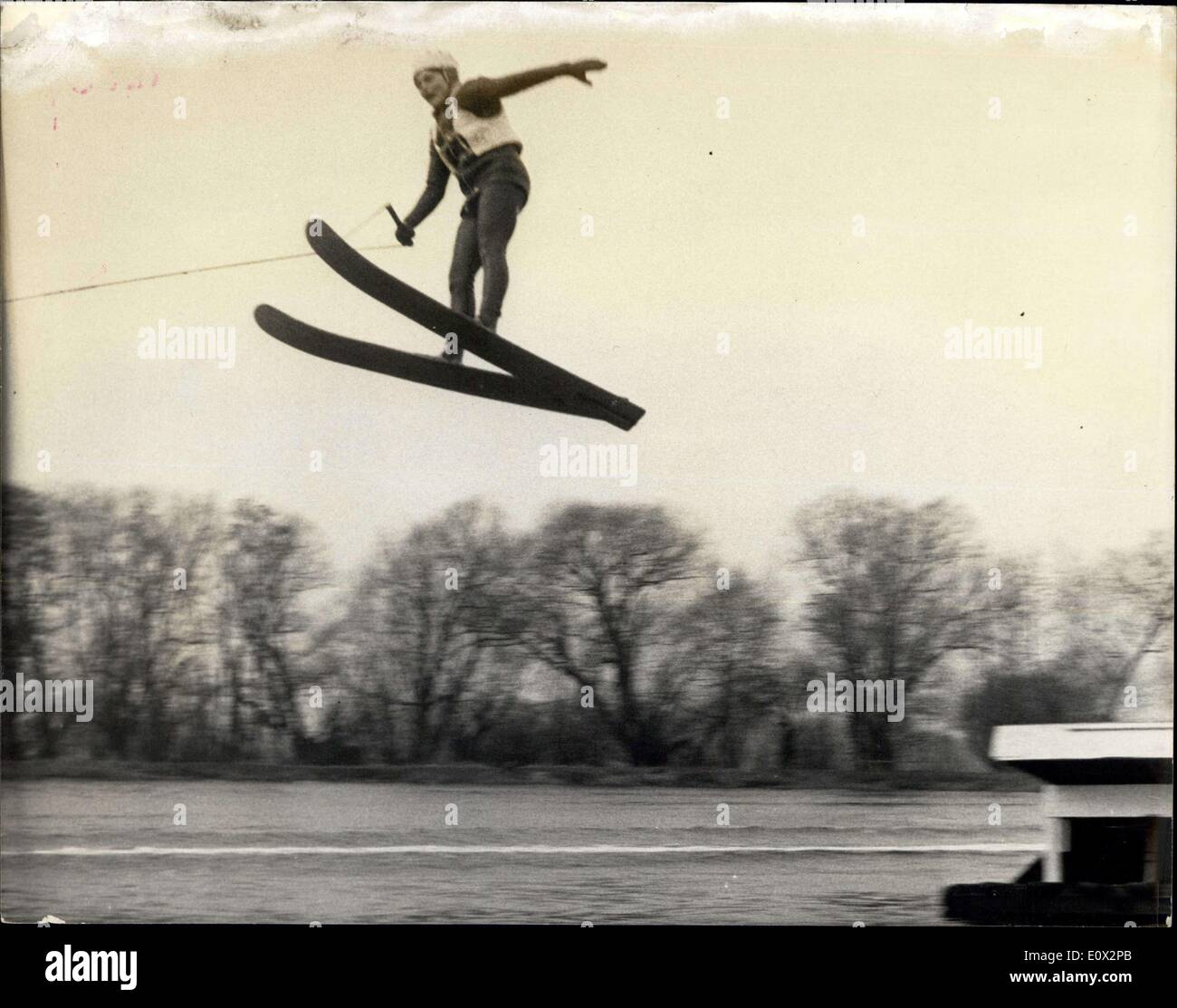 27 février 1965 - Hardy skieuse nautique Jeannette pratiques à Rickmansworth Aquadrome ? Rien n'arrête les 18 ans, un Européen de slalom, Jeannette Stewart-Wood d'exercer pas même le très vague de froid, qui a causé la glace pour former à Rickmansworth aujourd'hui. Demain, elle fera une démonstration au championnat d'hiver qui s'y déroule demain. Photo montre : Jeannette affiche sa compétence en tant qu'elle fait un bond au cours de la pratique à Ricksmanworth aujourd'hui. Banque D'Images