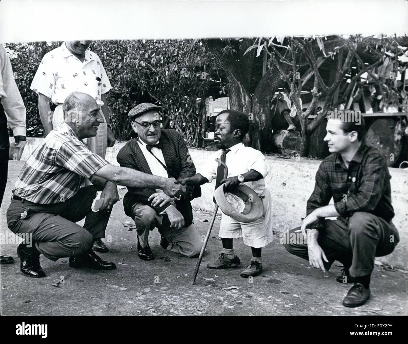 Mar. 03, 1965 - Les touristes américains en Zanzibar-Meet 2ft l'homme : la scène comme une partie des touristes Américains arrivés à bord du navire ''Gripsholm'' Le cap ont été accueillis par un 50 ans midget-qui n'est qu'à deux pieds de haut-À leur arrivée à Zanzibar. C'est la première fois que les touristes ont été autorisés à entrer dans l'île et de visiter librement depuis la révolution de Zanzibar. Banque D'Images