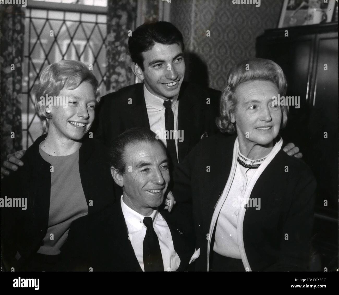 01 janvier, 1965 - le roi du soccer devient Sir Stanley Mathews dans la liste des honneurs du Nouvel An : c'est une bonne année pour Stanley Mathews - le joueur de la plus connue du monde, joue toujours pour Stoke City dans sa 50e année, qui devient maintenant Sir Stanley Mathews dans le premier Premier Ministre, tous les honneurs. L'assistant de l'aile, qui a joué pour l'Angleterre 84 fois, jusqu'à vers le bas sera comme d'habitude pour une formation sur l'exploitation des sables bitumineux près de son domicile de Blackpool.il considère comme complet de remise en forme, une partie de son contrat. Stanley a reçu le C.B.E Banque D'Images