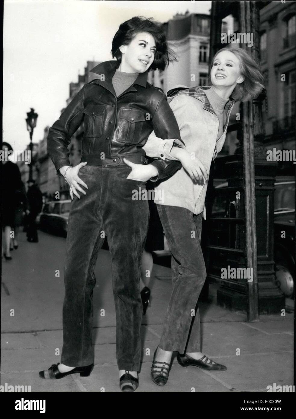 01 janvier 1965 - Le Couturier du Daim presente sa collection 65.  Couturière en daim présente sa collection. Mac Douglas, un couturier  spécialisé dans les tenues de poursuites pour les femmes est