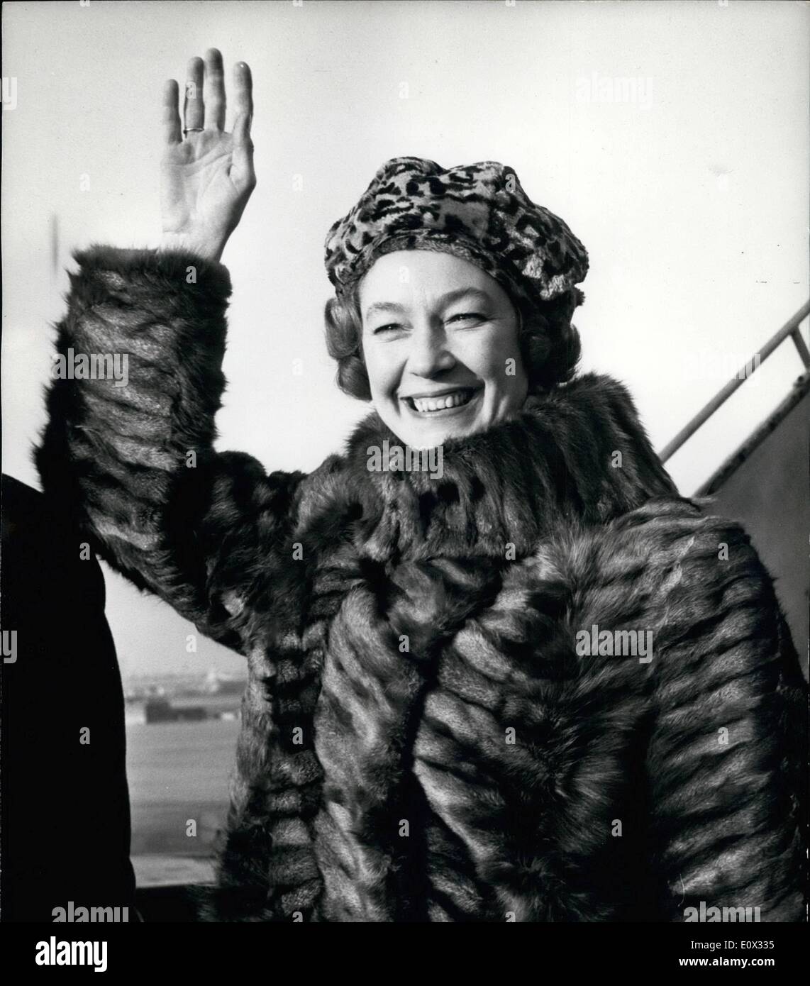 01 janvier 1965 - stars de cinéma russe - d'arriver à Londres. : deux stars de cinéma de Russie est arrivé à l'aéroport de Londres ce matin. Ils Banque D'Images