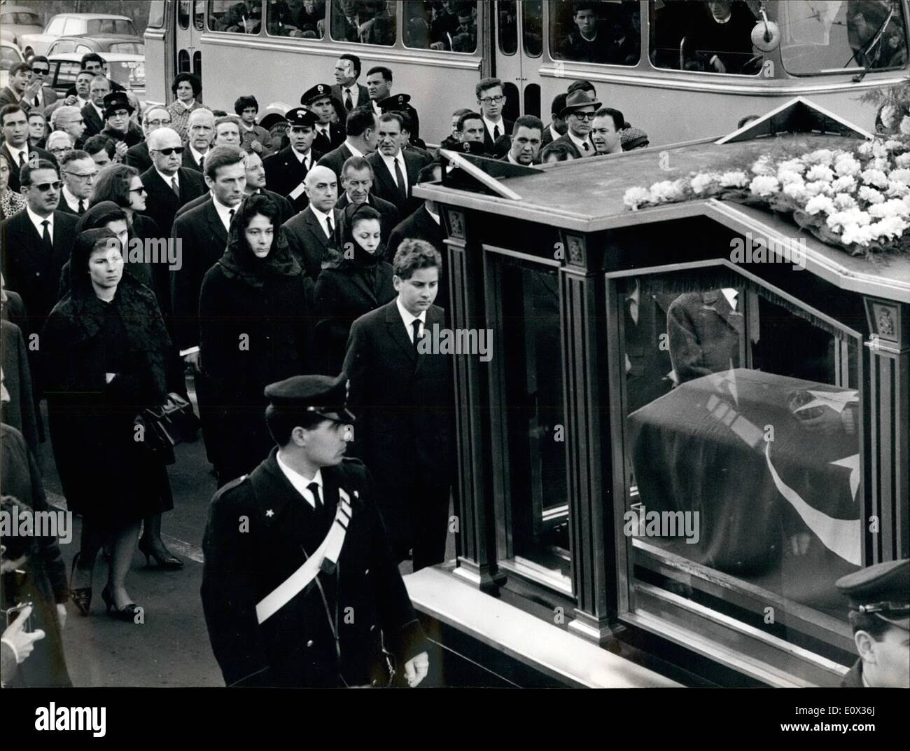 Mar. 03, 1965 - Cet après-midi a eu lieu au départ de la morgue d'Obitoria à Rome, les funérailles de l'ancien Roi d'Egypte Farouk mort à Rome il y a deux jours. Répudié son épouse la princesse Farida, son fils le Prince Fouad et les trois filles ont suivi le corps mortel de leur relative.Le roi Farouk's corps mortel va bientôt sortir de l'aéroport à Fiumicio Arabia Saudita où il est probablement enterré. PHOTO montre : Banque D'Images