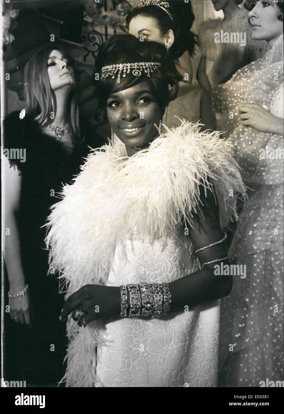 Mar. 03, 1965 - Modèle arrive pour la glace balle rose : Robe pour la nuit dernière, l'Ice Pink Ball à Londres était informelle. Très informel. Les invités étaient des femmes a demandé à l'école avec ''Negligee et diamants''. Belle modèle Cunningham vu ici est tout à fait disposé à s'habiller correctement pour la balle qui a été heldin de la Société nationale de l'aide pour la prévention de la cruauté envers les enfants. Les autres clients n'étaient pas si sûr qu'ils classez jusqu'à poser - Dois-je vraiment la danse dans mon déshabillé ? Banque D'Images