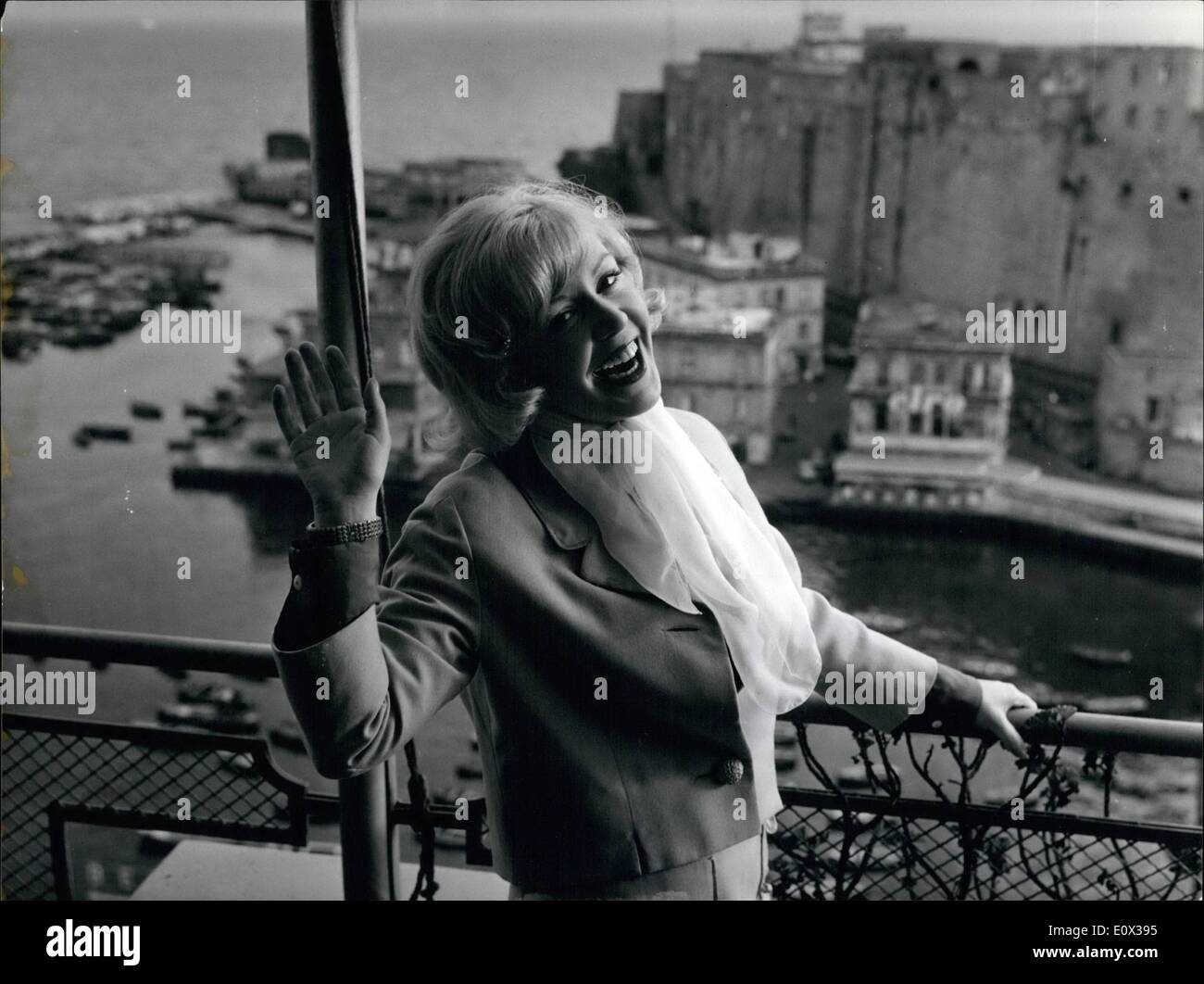 Mar. 03, 1965 - Kathy Kirby le 25 English singer va représenter l'Angleterre au cours de la ''Gran Prix Eurovision'' le spectacle musical qui a lieu à Naples pendant la fin de semaine. La chanson choisie pour Kathy Kirby est ''JE SUIS'' et elle est parmi les étoiles préféré de l'émission. Chaussures Photo Kathy Kirby photographié à  hôtel à Naples avec ''Le Château des oeufs'' en arrière-plan. Banque D'Images