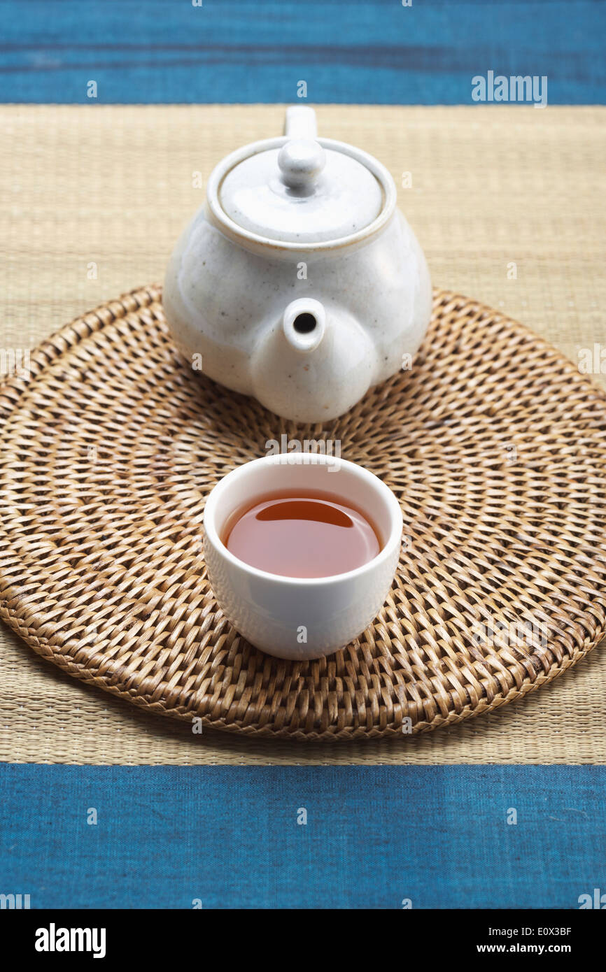 Une théière à côté d'une tasse de thé traditionnel coréen Banque D'Images