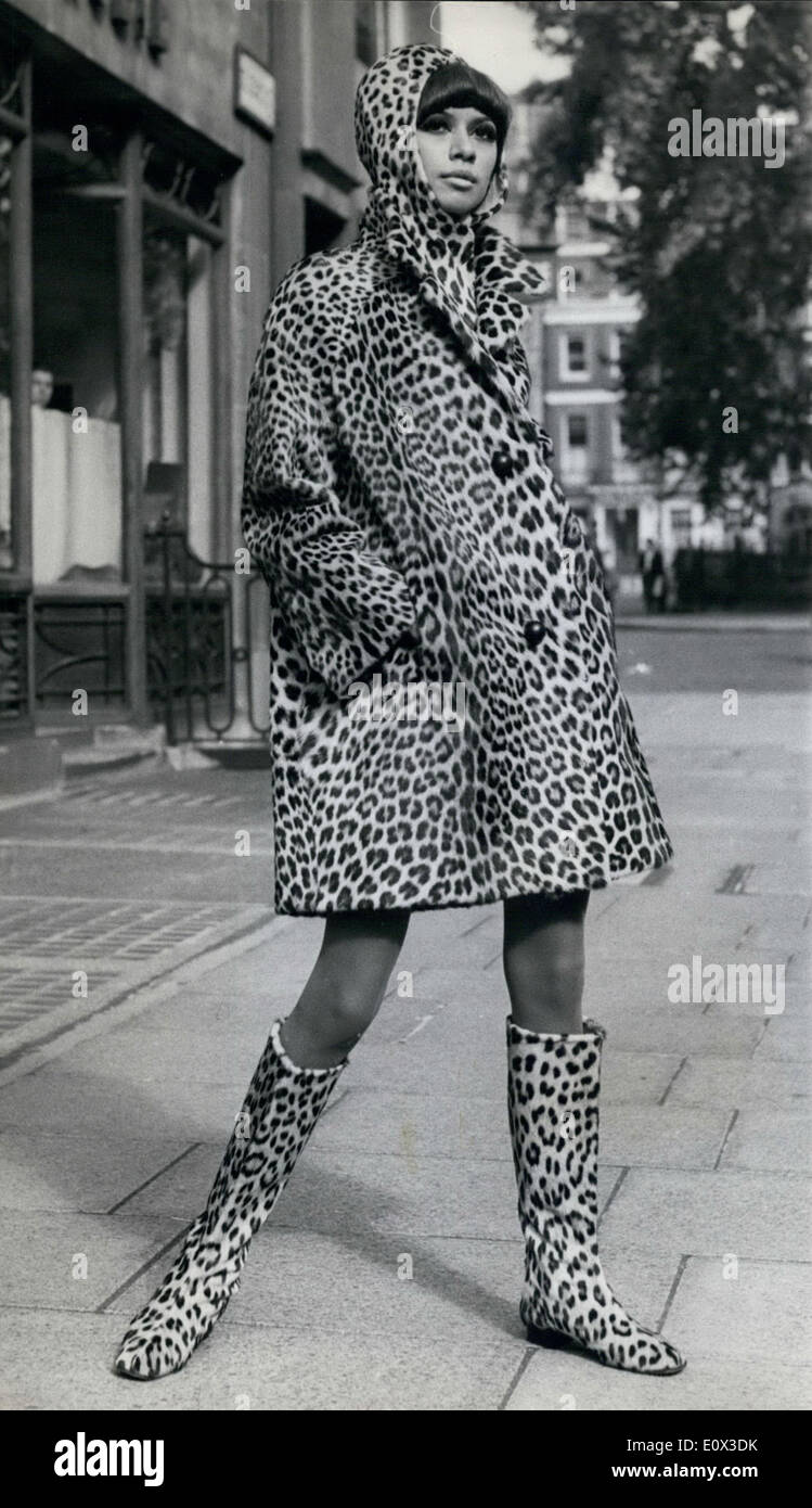 Jan 01, 1965 - Une femme porte une robe imprimé léopard et bottes dans les  années 1960 Photo Stock - Alamy