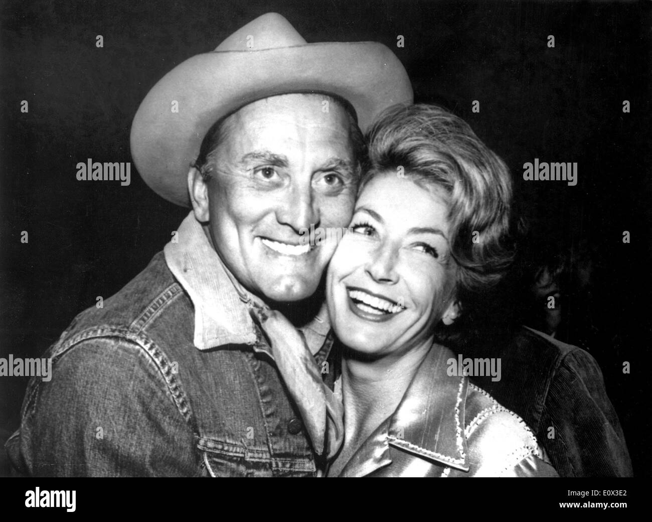 L'acteur Kirk Douglas hugs femme Anne Buydens Banque D'Images