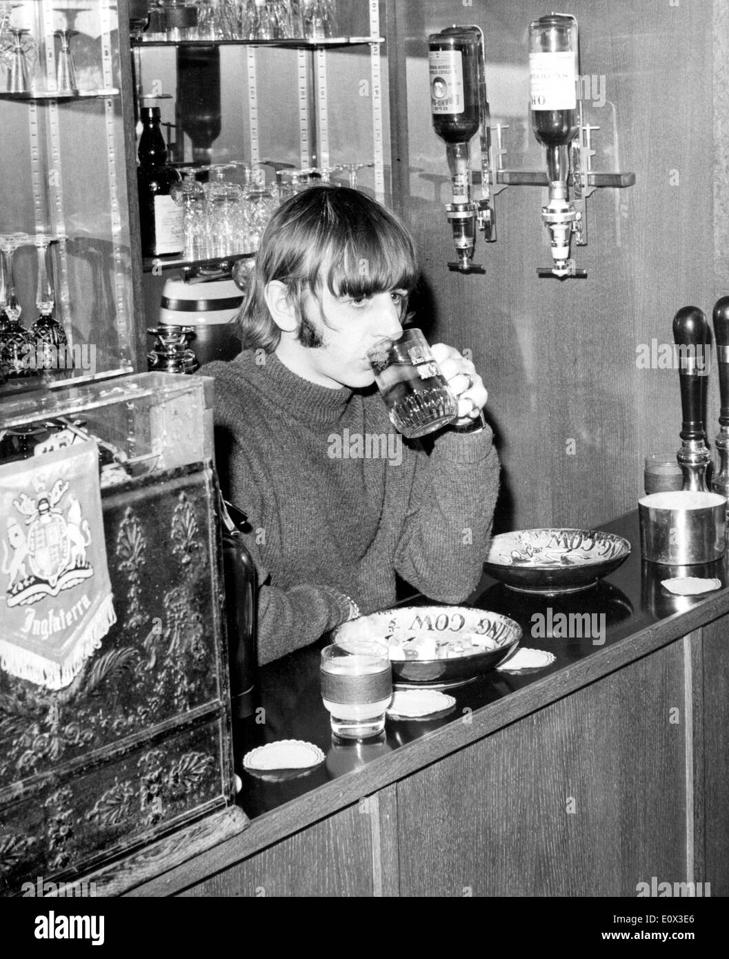 Ringo Starr des Beatles à sa maison bar Banque D'Images