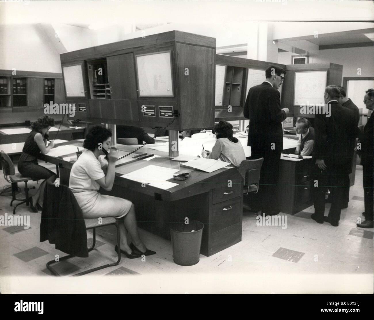 11 janvier 1965 - 11-1-65 Le Centre météorologique de Londres se déplace à High Holborn. Le Centre météorologique de Londres ce matin déplacé de Princes House, Kingsway dans de nouveaux locaux à Penderel House, High Holborn. Photo Keystone montre : vue générale de la prévision de la place au centre ce matin. Banque D'Images