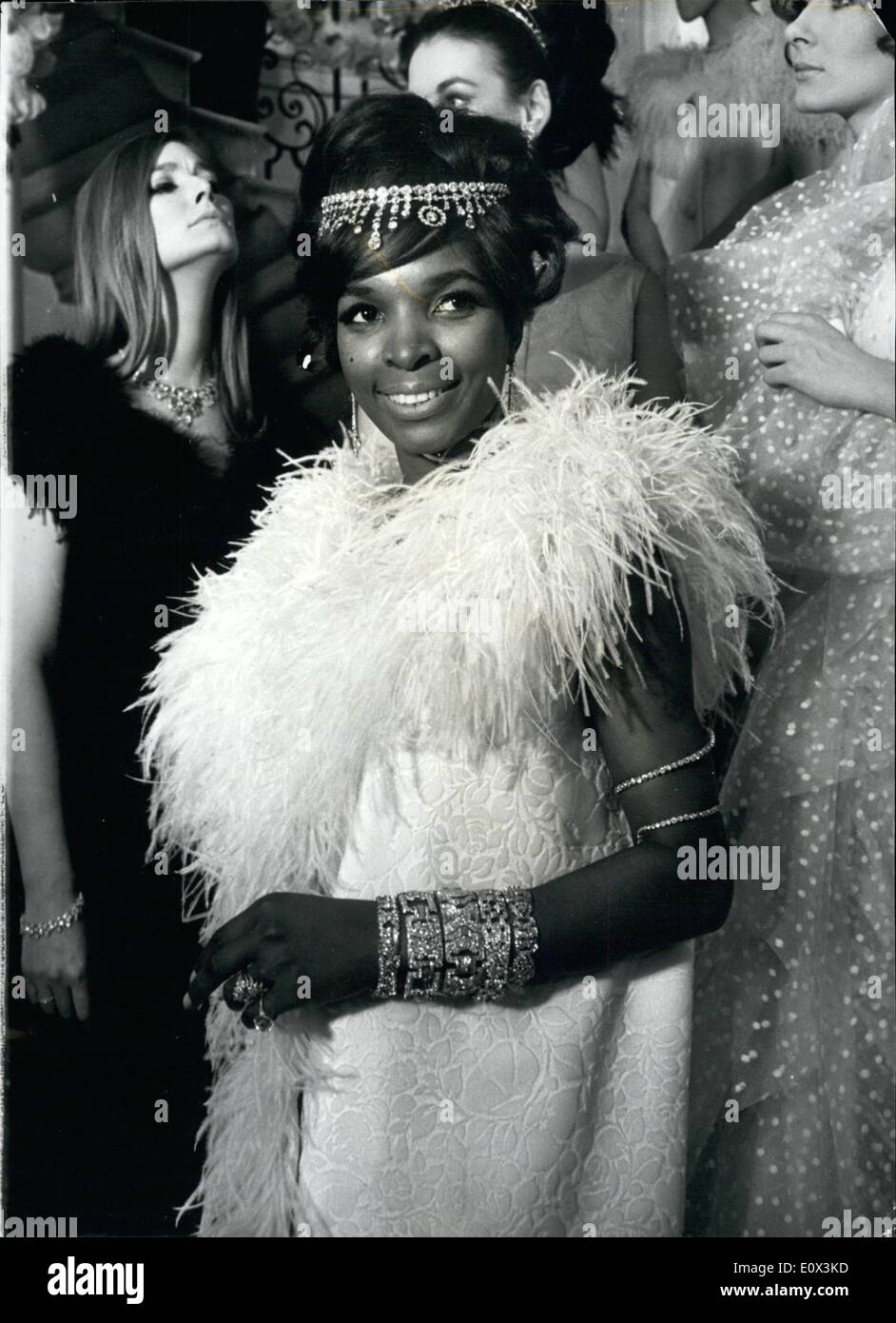 Mar. 03, 1965 - Modèle arrive pour la glace balle rose. : robe de bal rose de la nuit dernière à Londres était informelle. Très informel. Les invités étaient des femmes a demandé à l'école avec ''Negligee et diamants''. Belle modèle Cunningham - vu ici - est tout à fait disposé à s'habiller correctement pour le bal - qui a été l'aide de heldin la Société Nationale pour la prévention de la cruauté envers les enfants. Les autres clients n'ont pas à être sire - leur classement jusqu'à la poser - ''Do je n'ai vraiment à danser dans mon negligee' Banque D'Images