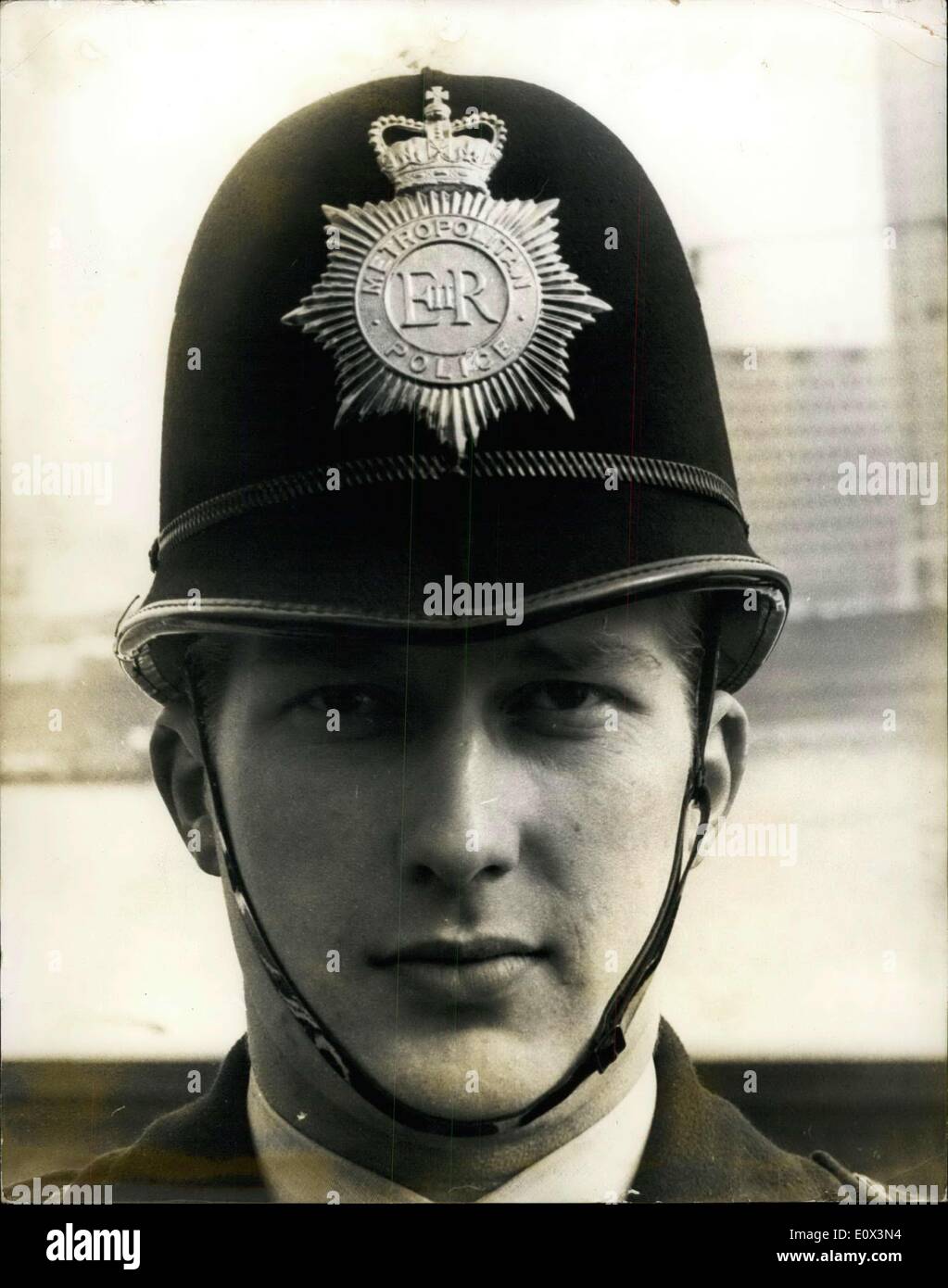 Mars 05, 1965 - Nouveau casque d'un insigne de police métropolitaine. Le  nouveau casque d'un insigne de police métropolitaine, était d'être vu sur  show à Scotland Yard, ce matin. Il est en