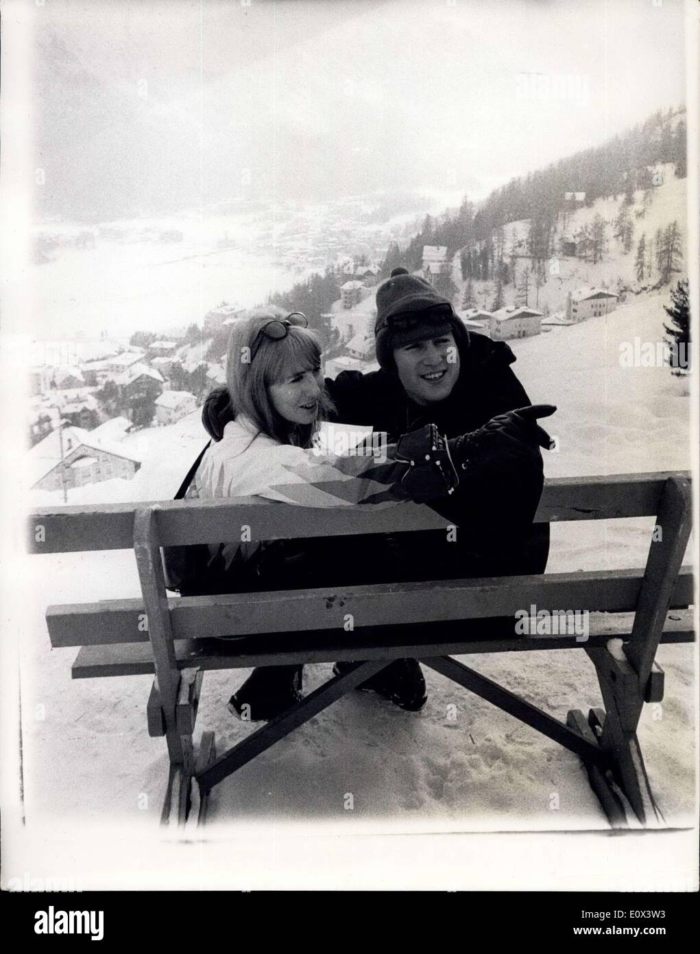 31 janvier 1965 - John Lennon prend des cours de ski sur les pistes de Saint-moritz : John Lennon et sa femme Cynthia sont actuellement en Suisse où John prend des leçons de ski sur les pistes à Saint-Moritz. Photo montre John Lennon et sa femme Cynthia prendre dans la vue magnifique qu'ils prennent une pause sur les pistes de Saint-Moritz. Banque D'Images