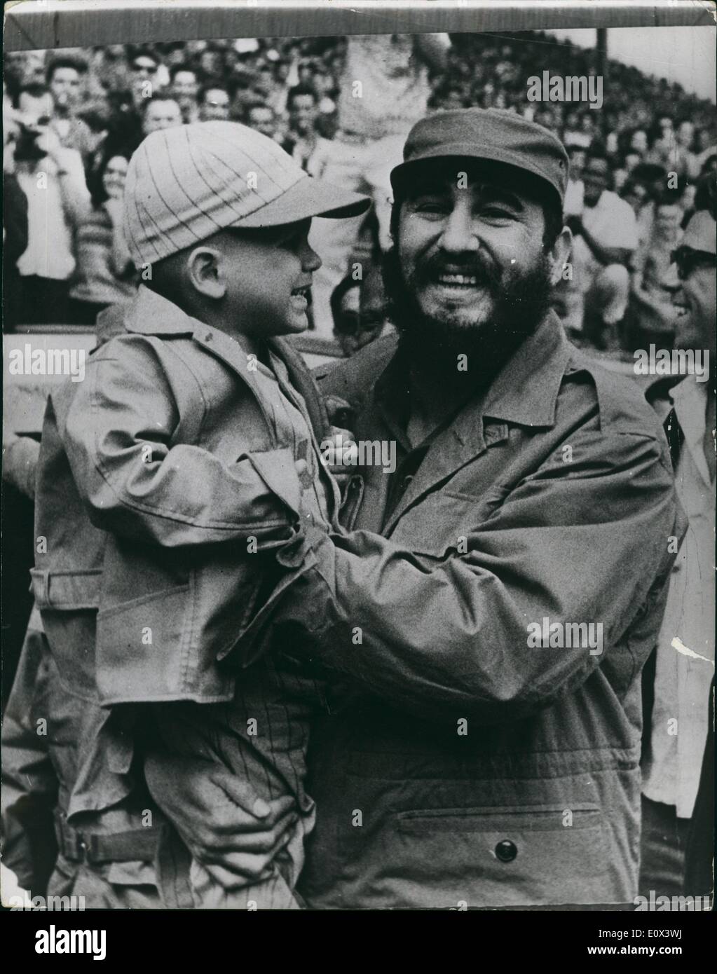 10 févr. 02, 1965 - Grand Fidel Castro inaugure les grands championnats de Baseball Fidel Castro - Le Premier Ministre du Gouvernement Révolutionnaire Cubal - récemment inauguré le IV championnats de Baseball Amateur devant une foule forte 32 470 - au stade latino-américain à La Havane. La photo montre la grande Castro fait une bonne photo avec un très jeune amateur de baseball au stade latino-américain - La Havane. Banque D'Images