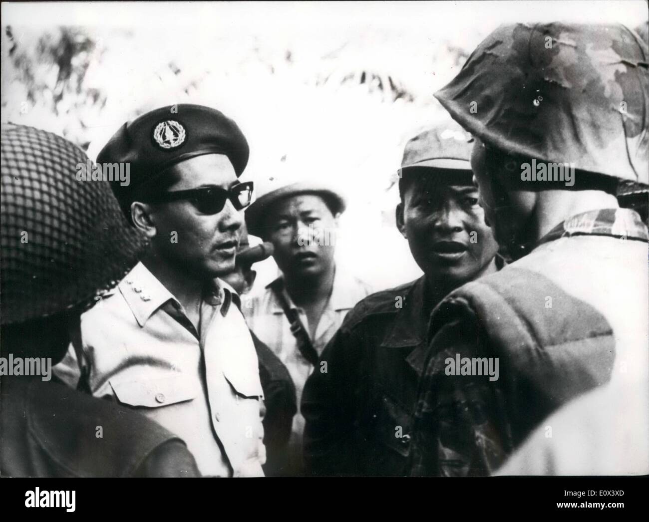 10 févr. 02, 1965 - Le Sud VIETNAM'S PREMIERE ÉTAIT NOUS VOULONS METTRE FIN À LA GUERRE .. Tentative de coup d'État POUR RENVERSER GÉNÉRAL KHANH À SAIGON : selon les derniers rapports de Saigon - Dr Phan Huy Quat le premier ministre du Vietnam du Sud a déclaré que son pays souffrait de trop - et nous voulons mettre fin à la guerre avec l'honneur .. Cela a été dit lors d'une cérémonie à laquelle le lieut. Le général Nguyen Khanh, ancien chef des forces armées - remis son commandement au général Tran Van Minh. Au début faction militaire dirigé par l'ancien brigadier. Le général Lam Van Phat et Col Banque D'Images