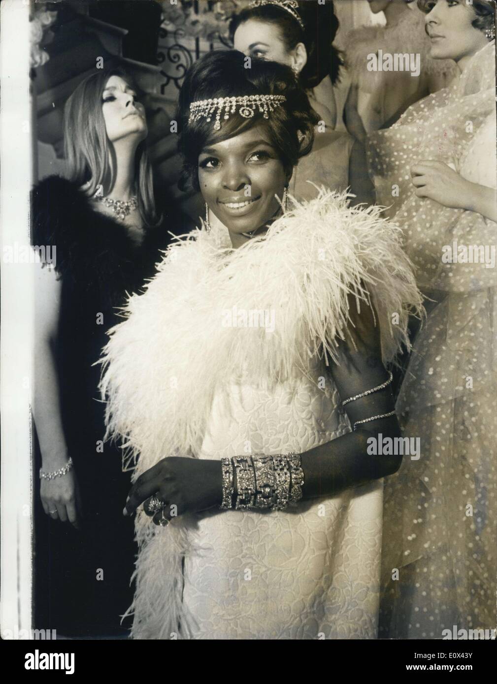 24 mars 1965 - Modèle arrive pour la glace balle rose. Robe pour la nuit dernière, l'Ice pink ball à Londres était informelle. Très informel. Les invités étaient des femmes a demandé à l'école avec ''Negligee et diamants''. Belle modèle Cunningham -vu ici - est tout à fait disposé à s'habiller correctement pour la balle -qui était détenu à l'appui de la Société Nationale pour la prévention de la cruauté envers les enfants. Les autres clients n'étaient pas si sûr - ils classez jusqu'à demander à un ''Do je n'ai vraiment à danser dans mon negligee' Banque D'Images