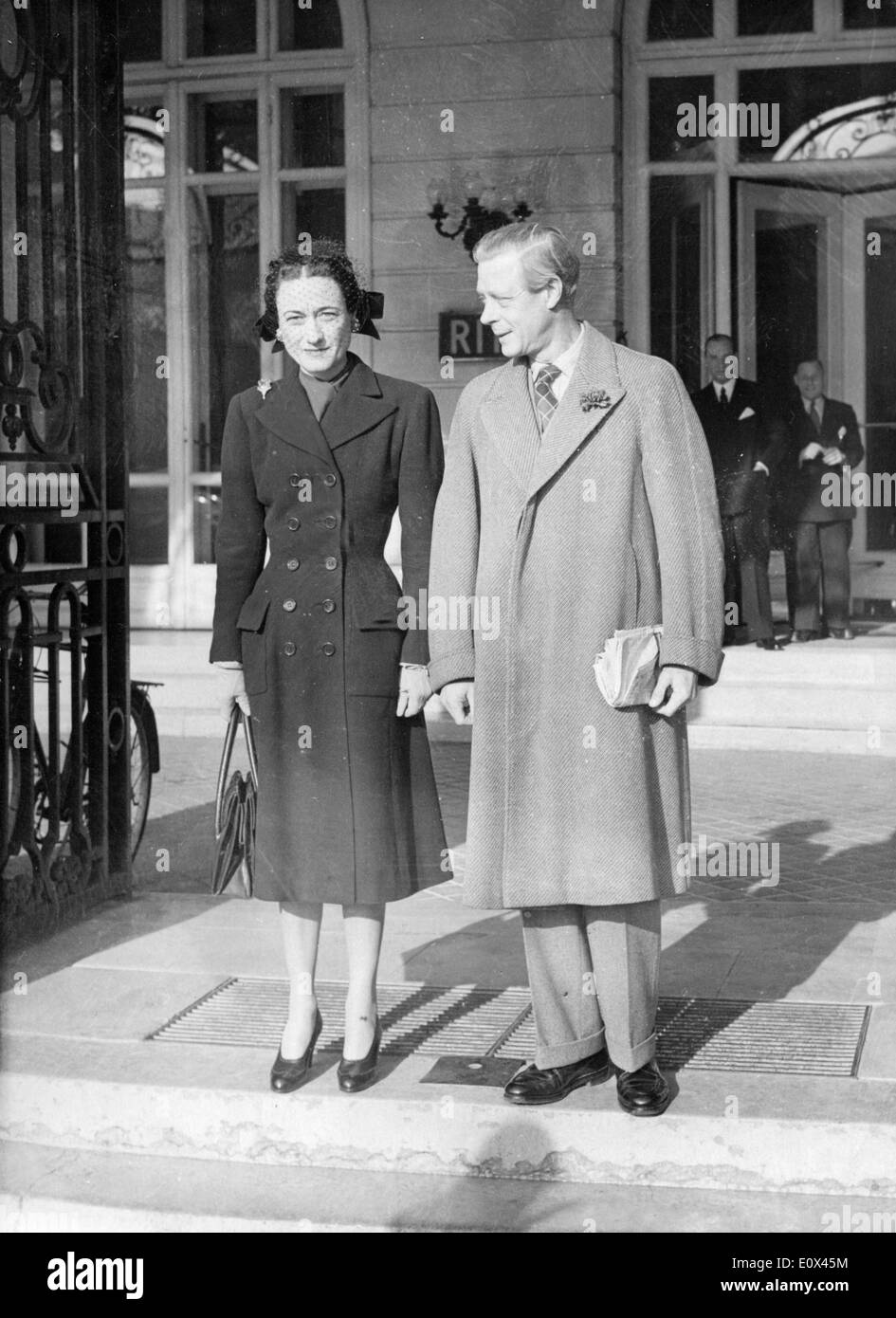 Duc et Duchesse de Windsor en face de l'Hôtel Ritz Banque D'Images